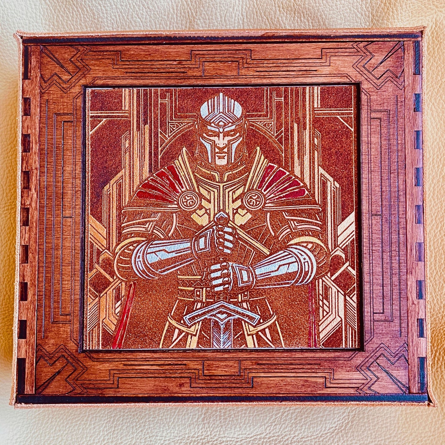 SteamVoyage-scatola porta dadi ispirata al mondo di Tolkien con incisione laser di elfi, nani, orchi e un mago. Un guerriero paladino è inciso sul coperchio della scatola porta dadi. La scatola è in legno verniciato rivestito in cuoio cucito sugli angoli ed è dotata di tre scomparti.
