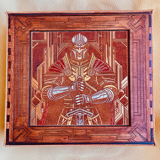 SteamVoyage-scatola porta dadi ispirata al mondo di Tolkien con incisione laser di elfi, nani, orchi e un mago. Un guerriero paladino è inciso sul coperchio della scatola porta dadi. La scatola è in legno verniciato rivestito in cuoio cucito sugli angoli ed è dotata di tre scomparti.
