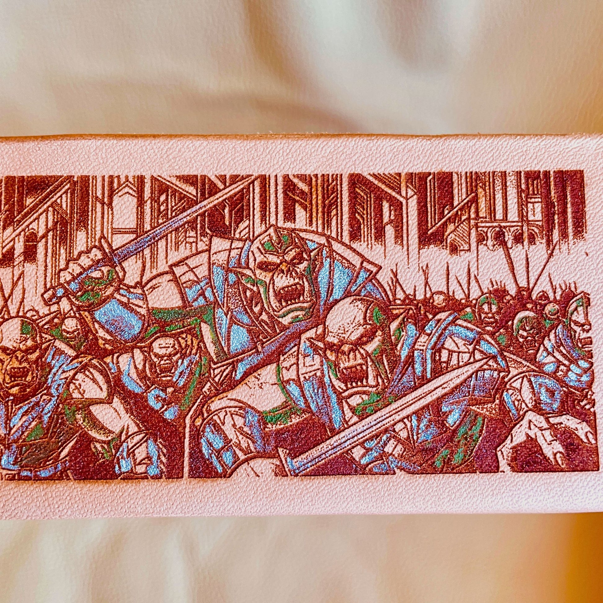 SteamVoyage-scatola porta dadi ispirata al mondo di Tolkien con incisione laser di elfi, nani, orchi e un mago. Un guerriero paladino è inciso sul coperchio della scatola porta dadi. La scatola è in legno verniciato rivestito in cuoio cucito sugli angoli ed è dotata di tre scomparti.