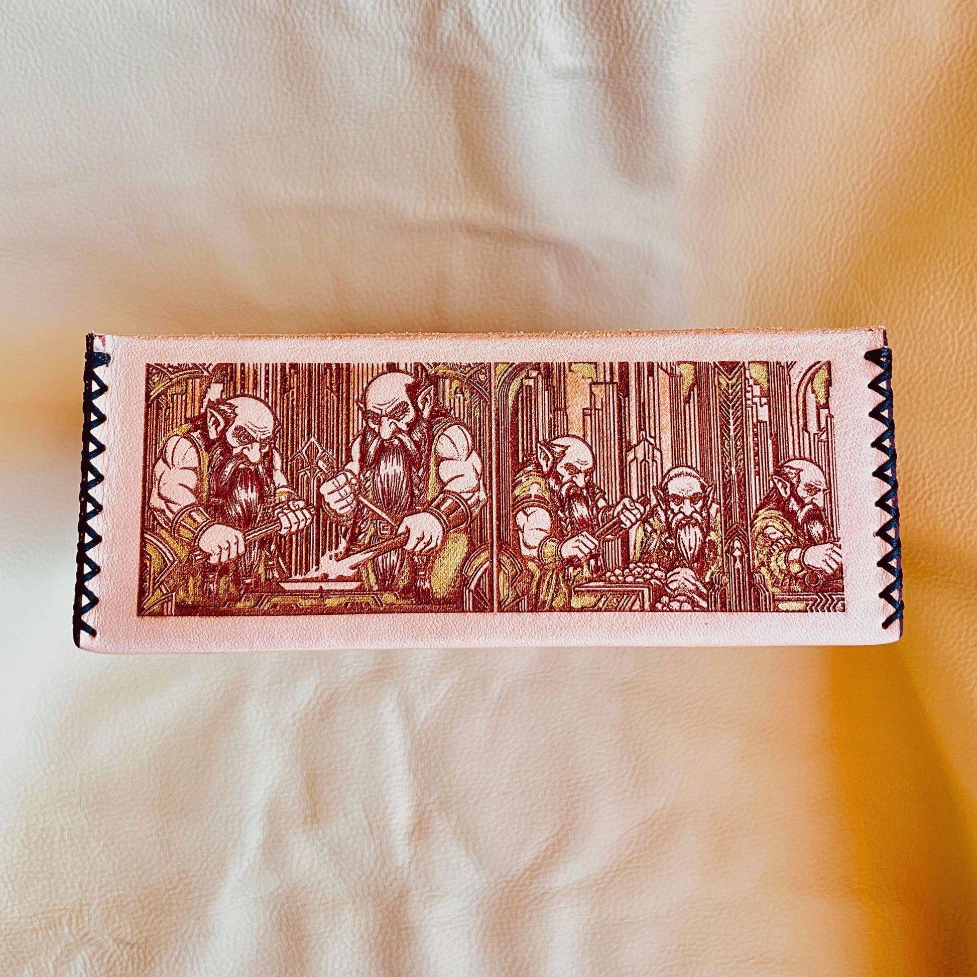 SteamVoyage-scatola porta dadi ispirata al mondo di Tolkien con incisione laser di elfi, nani, orchi e un mago. Un guerriero paladino è inciso sul coperchio della scatola porta dadi. La scatola è in legno verniciato rivestito in cuoio cucito sugli angoli ed è dotata di tre scomparti.