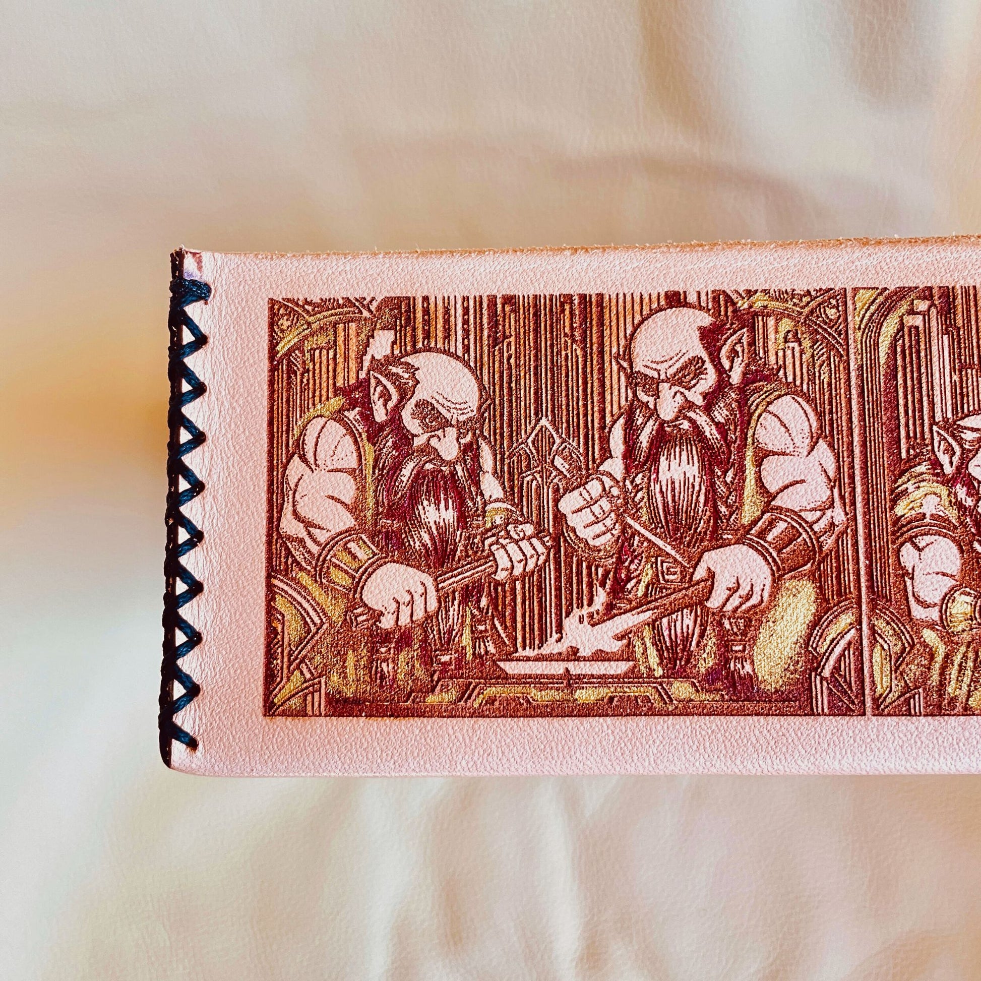 SteamVoyage-scatola porta dadi ispirata al mondo di Tolkien con incisione laser di elfi, nani, orchi e un mago. Un guerriero paladino è inciso sul coperchio della scatola porta dadi. La scatola è in legno verniciato rivestito in cuoio cucito sugli angoli ed è dotata di tre scomparti.
