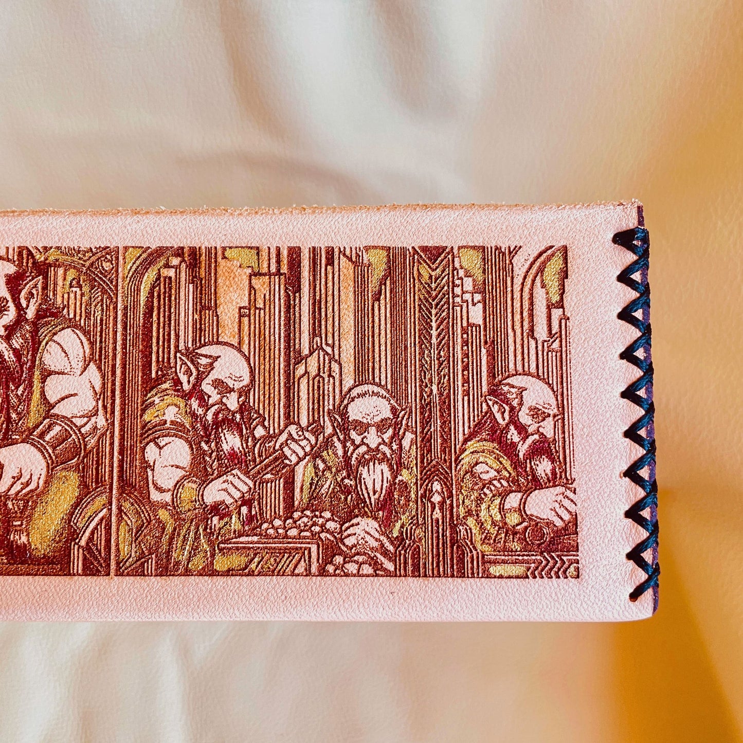 SteamVoyage-scatola porta dadi ispirata al mondo di Tolkien con incisione laser di elfi, nani, orchi e un mago. Un guerriero paladino è inciso sul coperchio della scatola porta dadi. La scatola è in legno verniciato rivestito in cuoio cucito sugli angoli ed è dotata di tre scomparti.