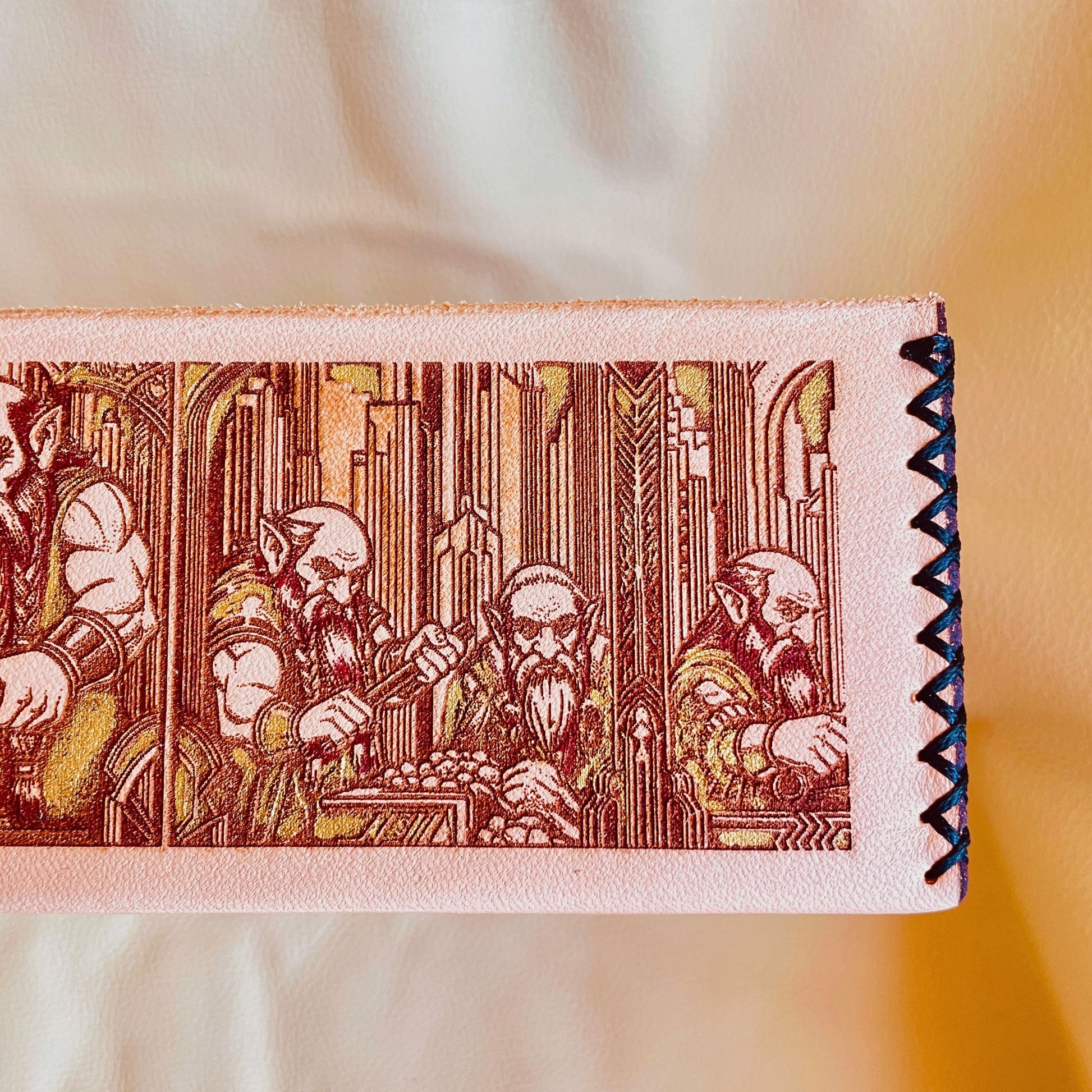 SteamVoyage-scatola porta dadi ispirata al mondo di Tolkien con incisione laser di elfi, nani, orchi e un mago. Un guerriero paladino è inciso sul coperchio della scatola porta dadi. La scatola è in legno verniciato rivestito in cuoio cucito sugli angoli ed è dotata di tre scomparti.