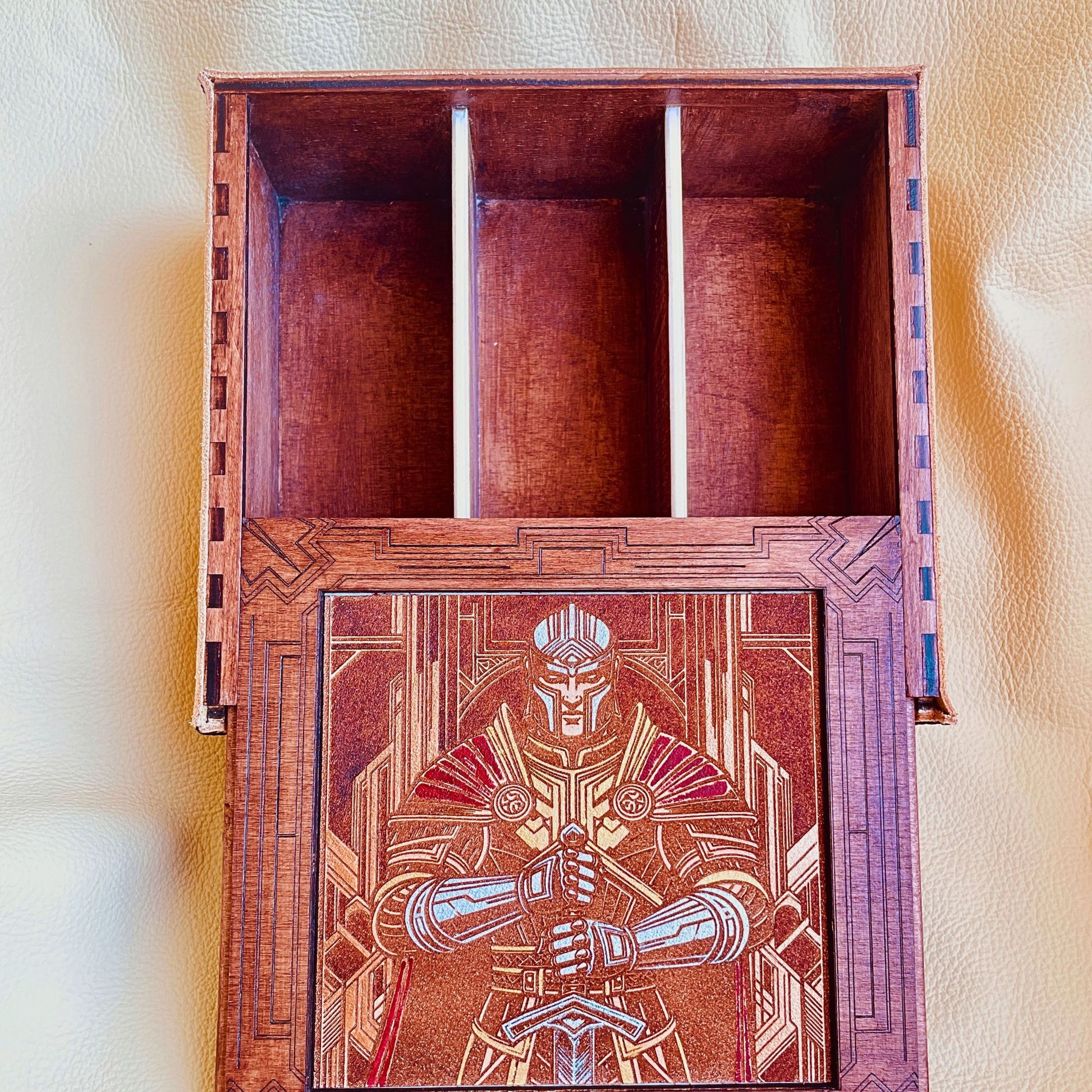 SteamVoyage-scatola porta dadi ispirata al mondo di Tolkien con incisione laser di elfi, nani, orchi e un mago. Un guerriero paladino è inciso sul coperchio della scatola porta dadi. La scatola è in legno verniciato rivestito in cuoio cucito sugli angoli ed è dotata di tre scomparti.
