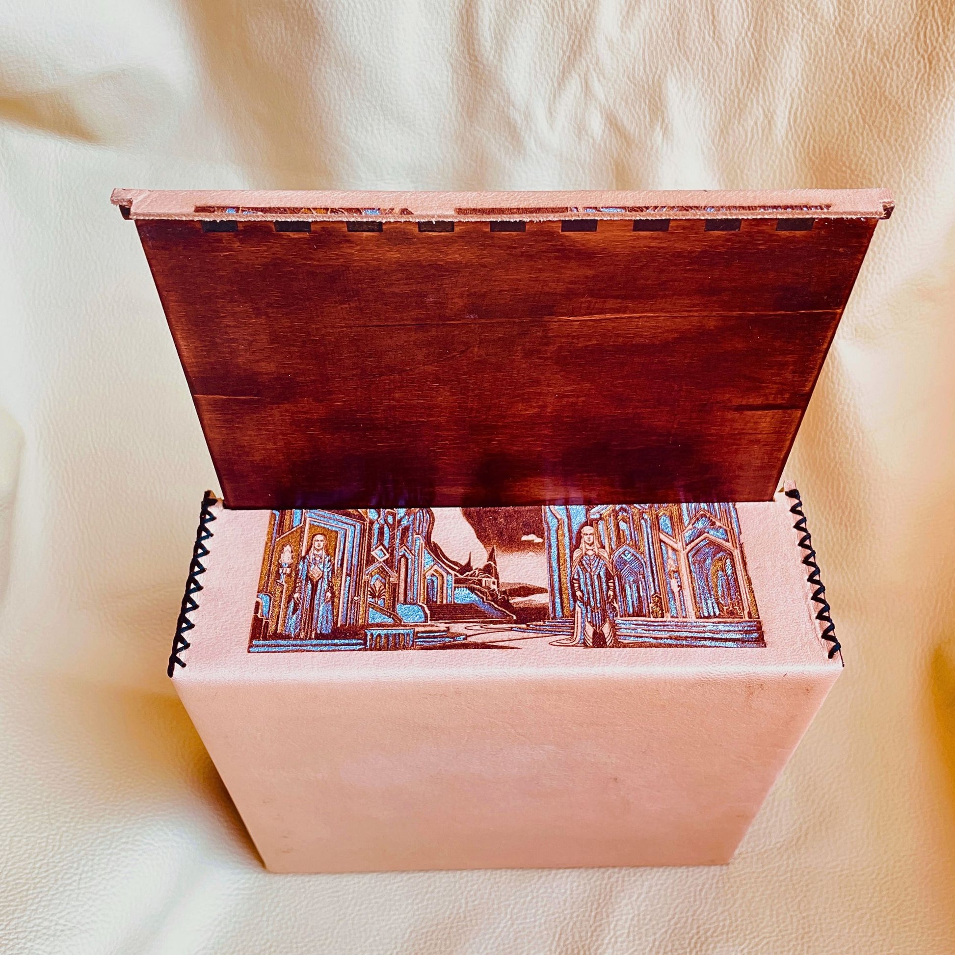 SteamVoyage-scatola porta dadi ispirata al mondo di Tolkien con incisione laser di elfi, nani, orchi e un mago. Un guerriero paladino è inciso sul coperchio della scatola porta dadi. La scatola è in legno verniciato rivestito in cuoio cucito sugli angoli ed è dotata di tre scomparti.