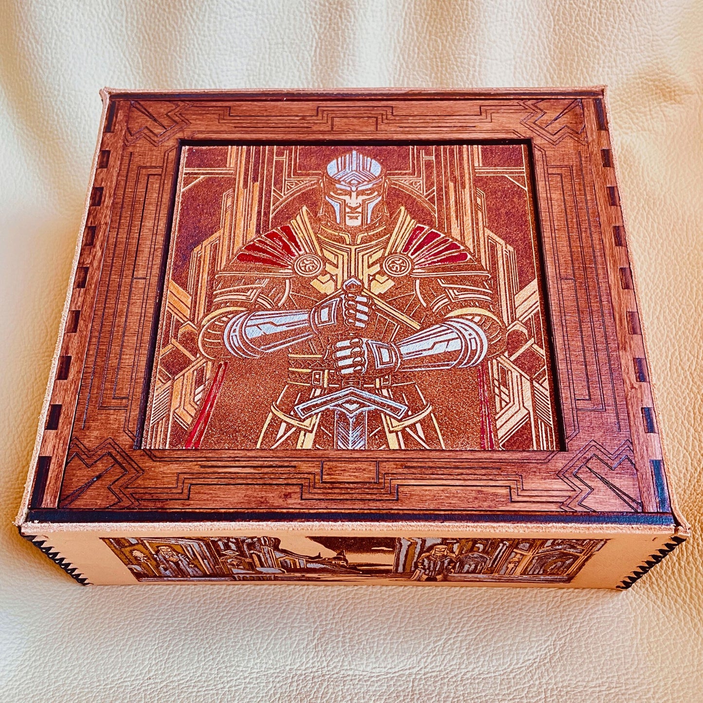 SteamVoyage-scatola porta dadi ispirata al mondo di Tolkien con incisione laser di elfi, nani, orchi e un mago. Un guerriero paladino è inciso sul coperchio della scatola porta dadi. La scatola è in legno verniciato rivestito in cuoio cucito sugli angoli ed è dotata di tre scomparti.