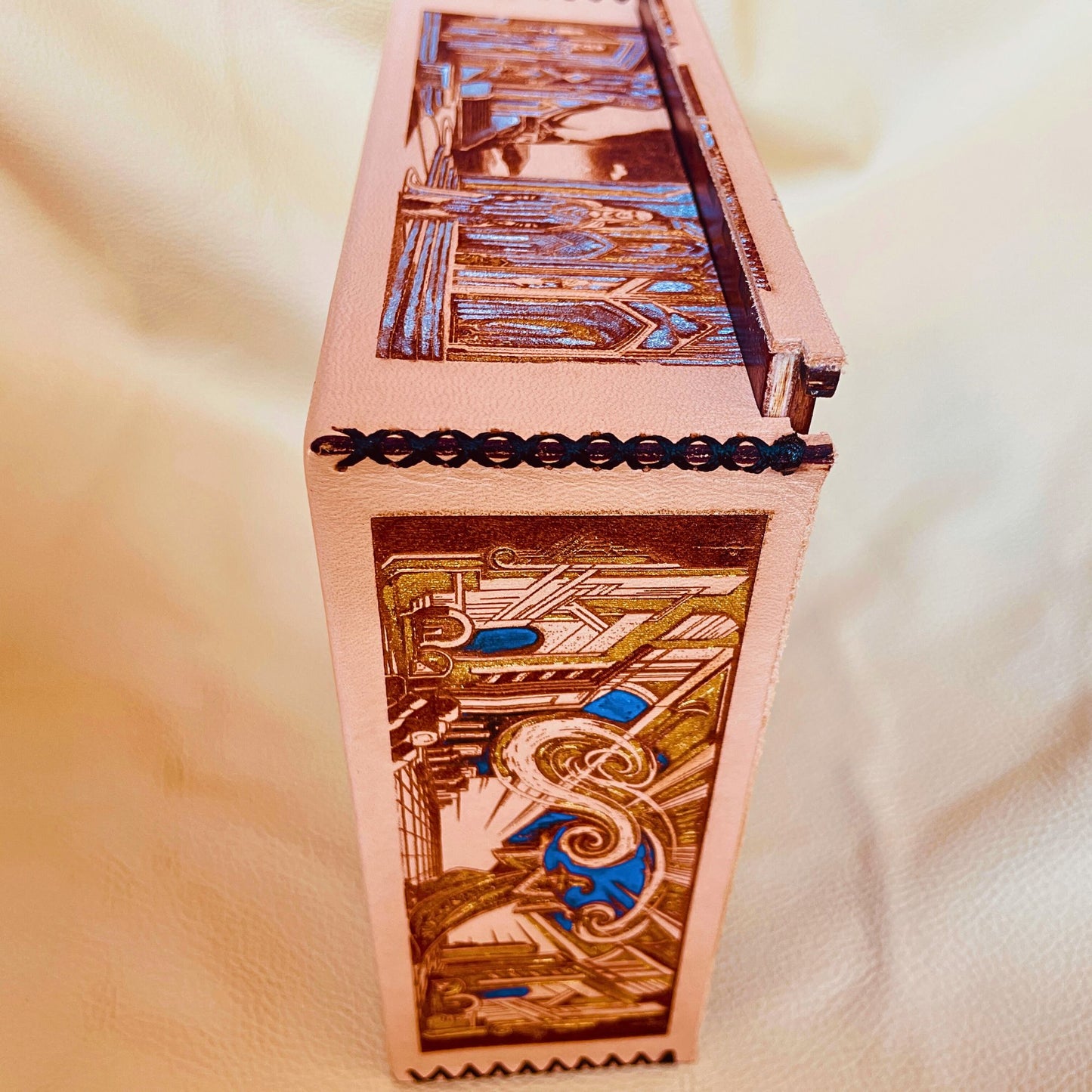 SteamVoyage-scatola porta dadi ispirata al mondo di Tolkien con incisione laser di elfi, nani, orchi e un mago. Un guerriero paladino è inciso sul coperchio della scatola porta dadi. La scatola è in legno verniciato rivestito in cuoio cucito sugli angoli ed è dotata di tre scomparti.