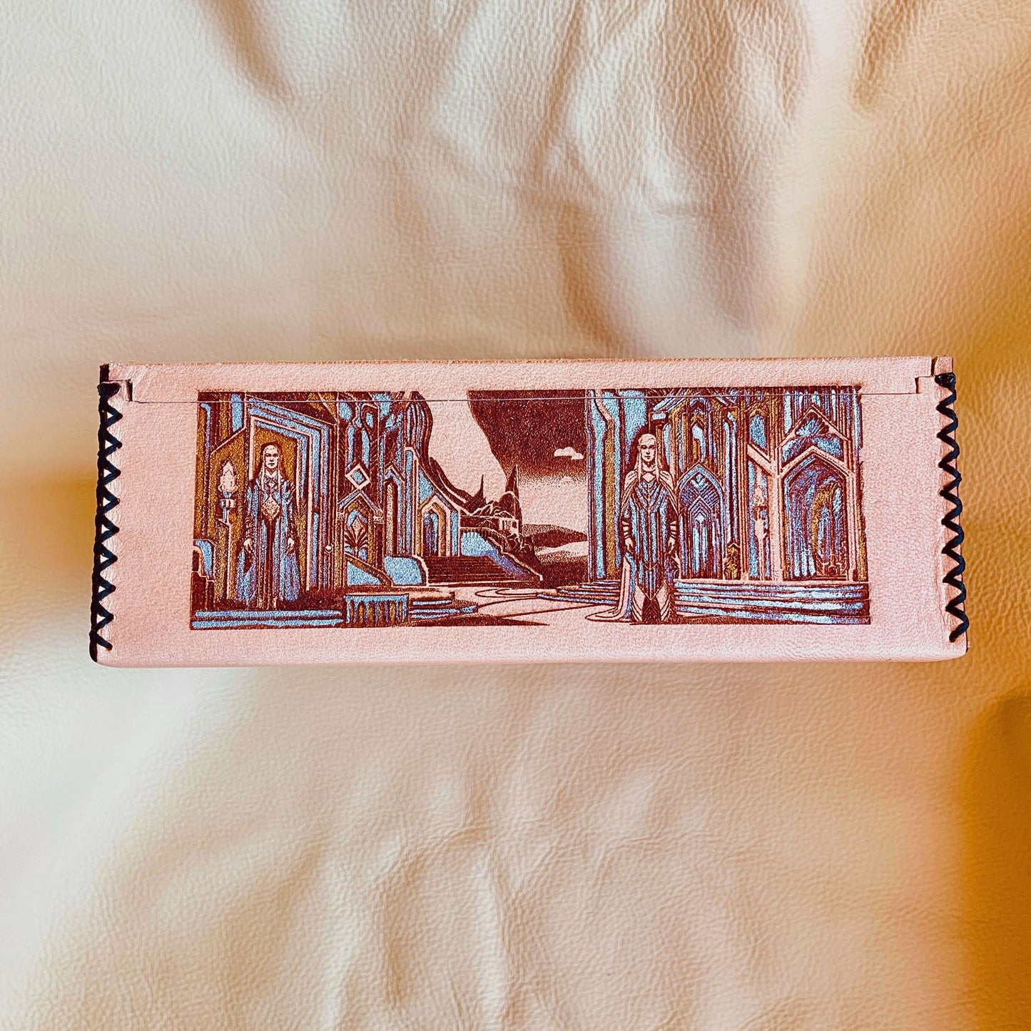 SteamVoyage-scatola porta dadi ispirata al mondo di Tolkien con incisione laser di elfi, nani, orchi e un mago. Un guerriero paladino è inciso sul coperchio della scatola porta dadi. La scatola è in legno verniciato rivestito in cuoio cucito sugli angoli ed è dotata di tre scomparti.