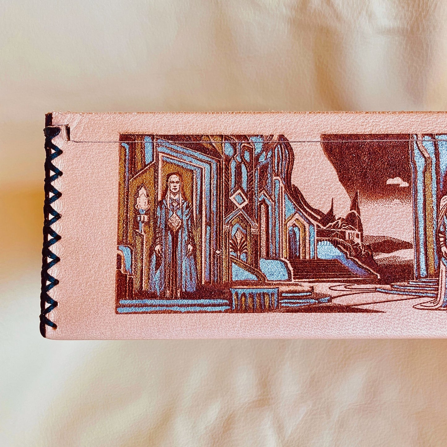 SteamVoyage-scatola porta dadi ispirata al mondo di Tolkien con incisione laser di elfi, nani, orchi e un mago. Un guerriero paladino è inciso sul coperchio della scatola porta dadi. La scatola è in legno verniciato rivestito in cuoio cucito sugli angoli ed è dotata di tre scomparti.