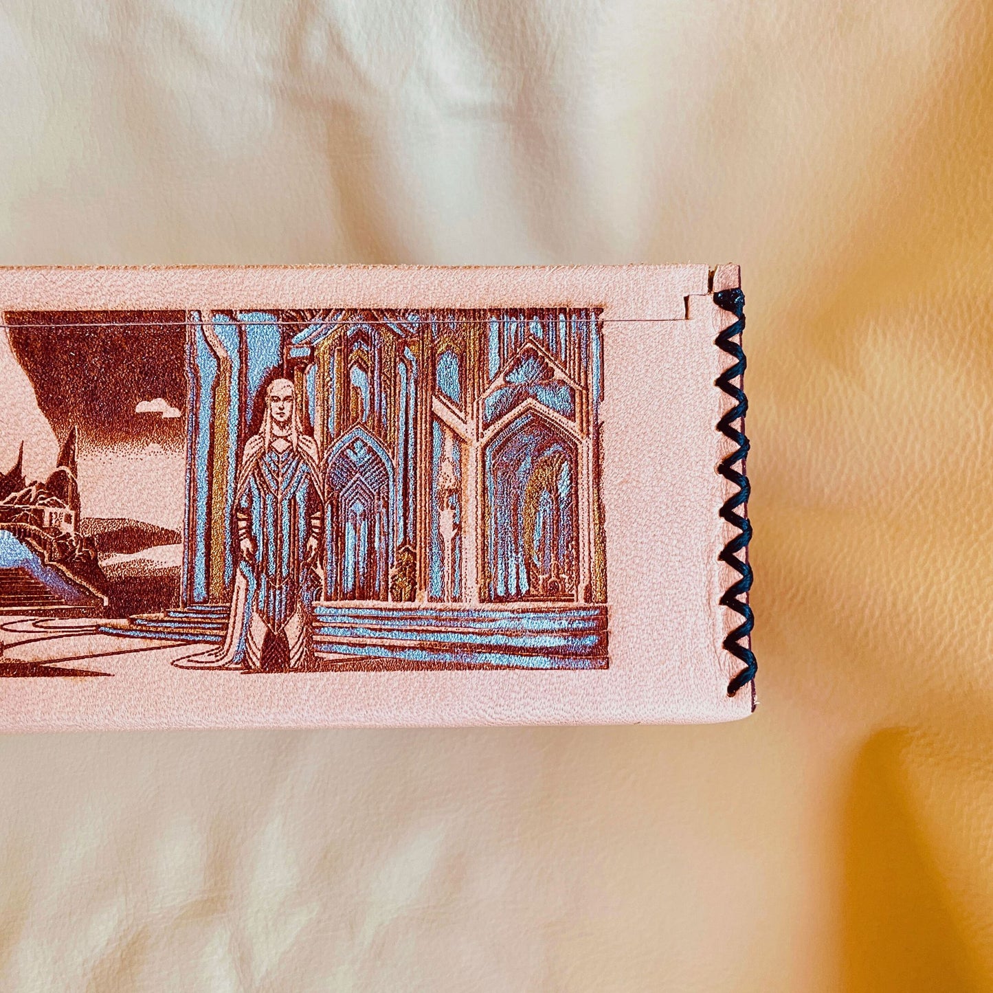 SteamVoyage-scatola porta dadi ispirata al mondo di Tolkien con incisione laser di elfi, nani, orchi e un mago. Un guerriero paladino è inciso sul coperchio della scatola porta dadi. La scatola è in legno verniciato rivestito in cuoio cucito sugli angoli ed è dotata di tre scomparti.