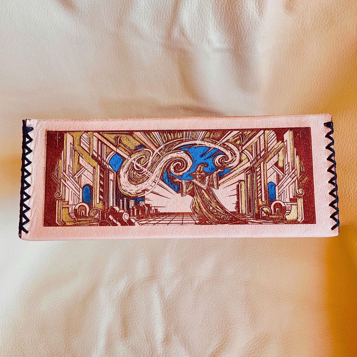 SteamVoyage-scatola porta dadi ispirata al mondo di Tolkien con incisione laser di elfi, nani, orchi e un mago. Un guerriero paladino è inciso sul coperchio della scatola porta dadi. La scatola è in legno verniciato rivestito in cuoio cucito sugli angoli ed è dotata di tre scomparti.