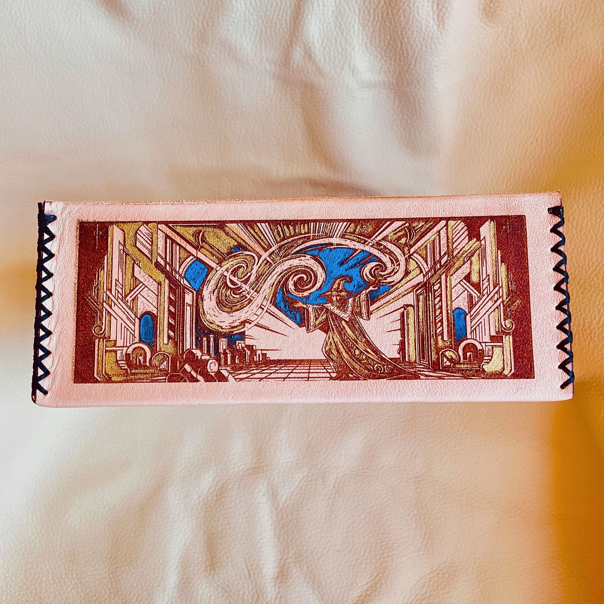 SteamVoyage-scatola porta dadi ispirata al mondo di Tolkien con incisione laser di elfi, nani, orchi e un mago. Un guerriero paladino è inciso sul coperchio della scatola porta dadi. La scatola è in legno verniciato rivestito in cuoio cucito sugli angoli ed è dotata di tre scomparti.