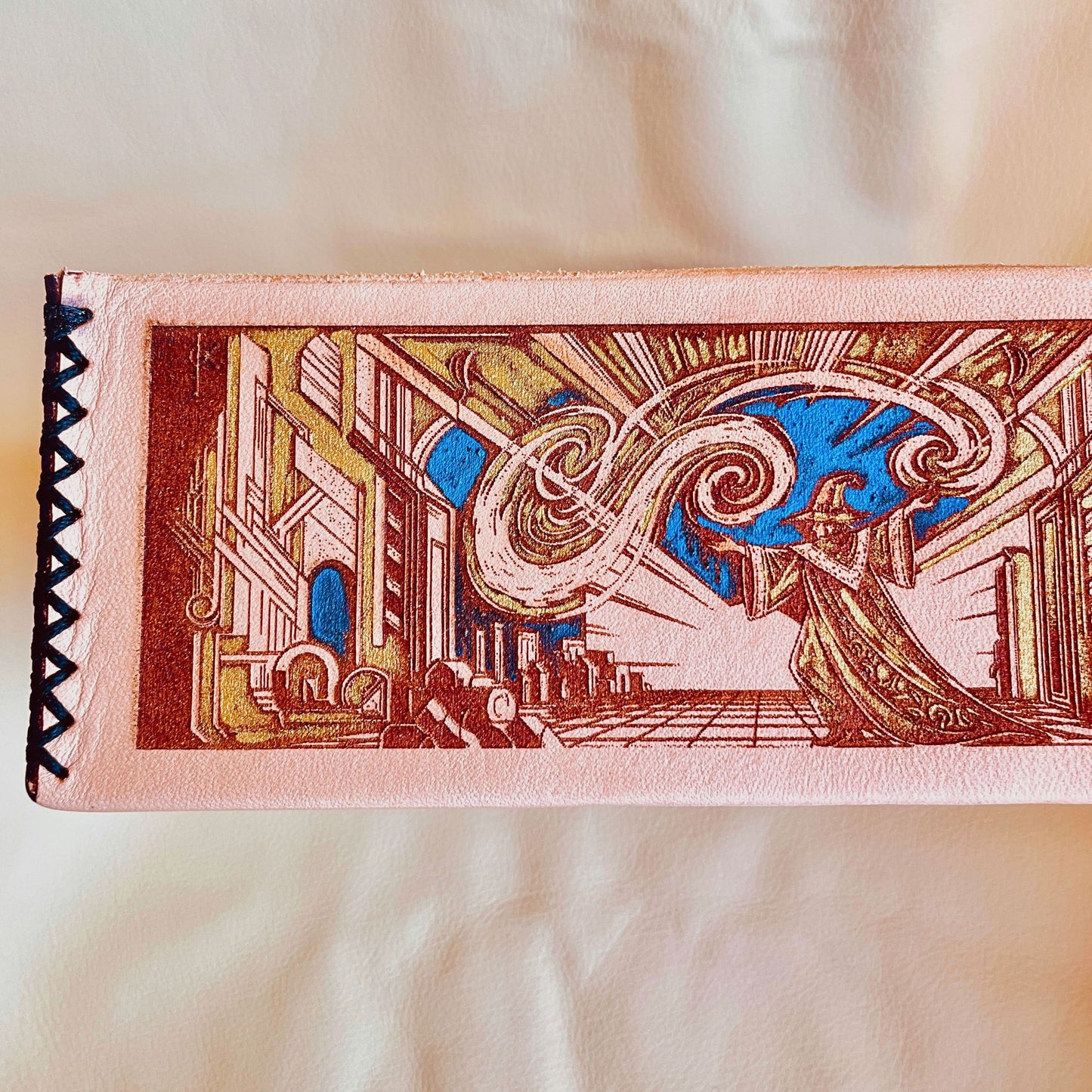SteamVoyage-scatola porta dadi ispirata al mondo di Tolkien con incisione laser di elfi, nani, orchi e un mago. Un guerriero paladino è inciso sul coperchio della scatola porta dadi. La scatola è in legno verniciato rivestito in cuoio cucito sugli angoli ed è dotata di tre scomparti.