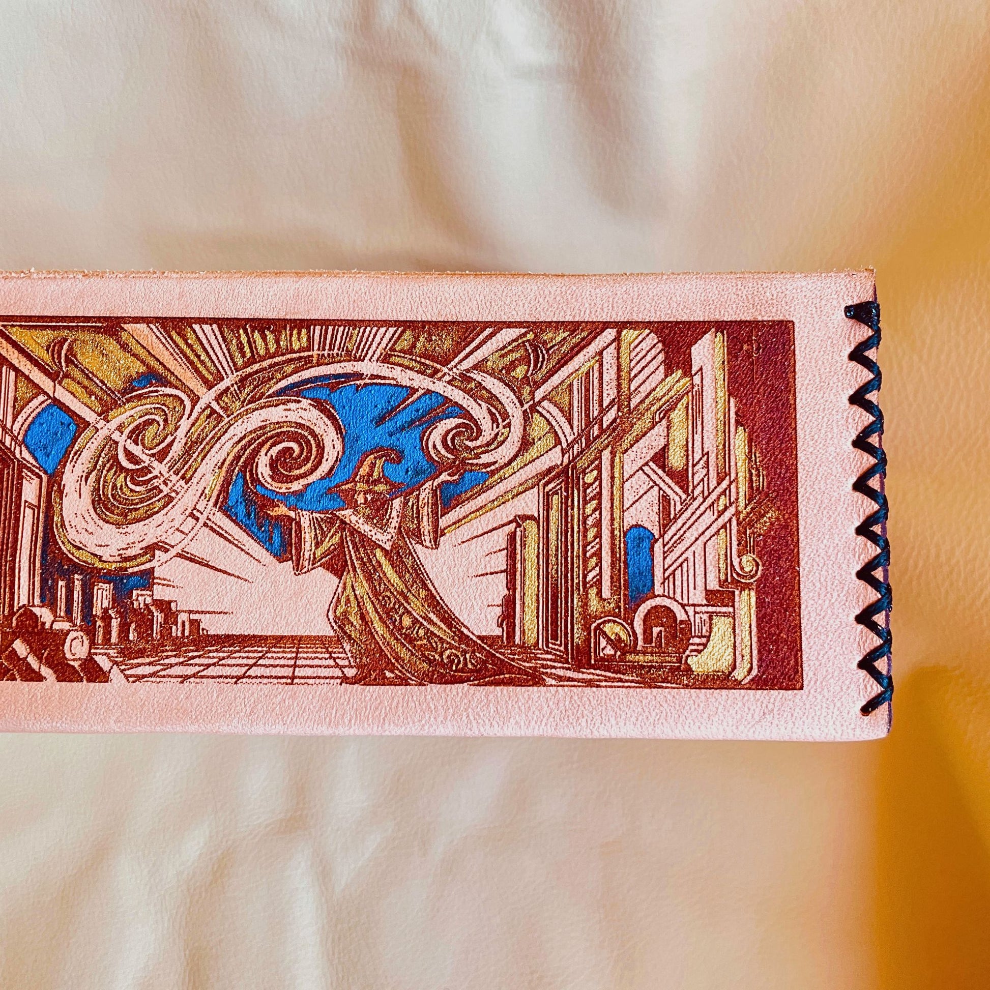 SteamVoyage-scatola porta dadi ispirata al mondo di Tolkien con incisione laser di elfi, nani, orchi e un mago. Un guerriero paladino è inciso sul coperchio della scatola porta dadi. La scatola è in legno verniciato rivestito in cuoio cucito sugli angoli ed è dotata di tre scomparti.