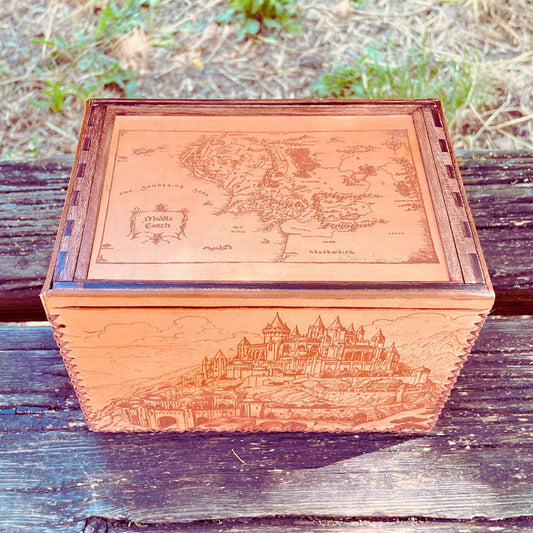 SteamVoyage-Scatola organizer in legno dipinto a mano e rivestito in cuoio inciso a laser con cuciture sugli angoli e due scomparti per mazzo Commander doppia sleeve di Magic The Gathering