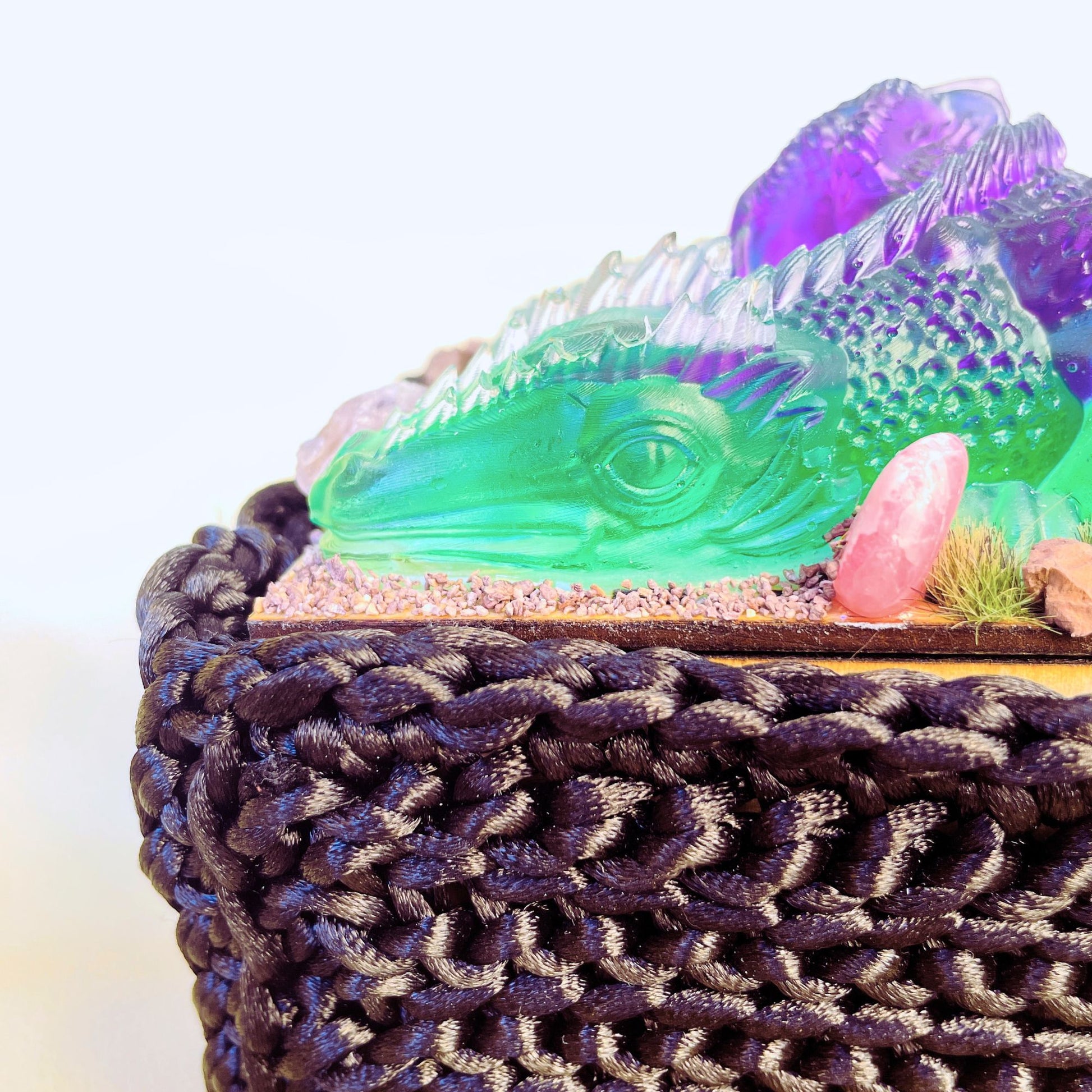 SteamVoyage - scatola del tesoro del draco in raso, legno, resina epossidica e pietre semi preziose