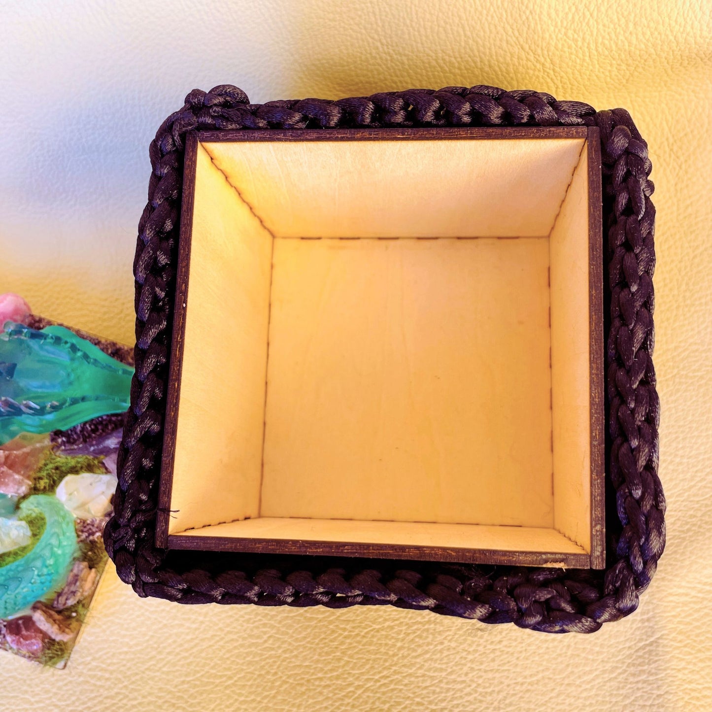 SteamVoyage - scatola del tesoro del draco in raso, legno, resina epossidica e pietre semi preziose