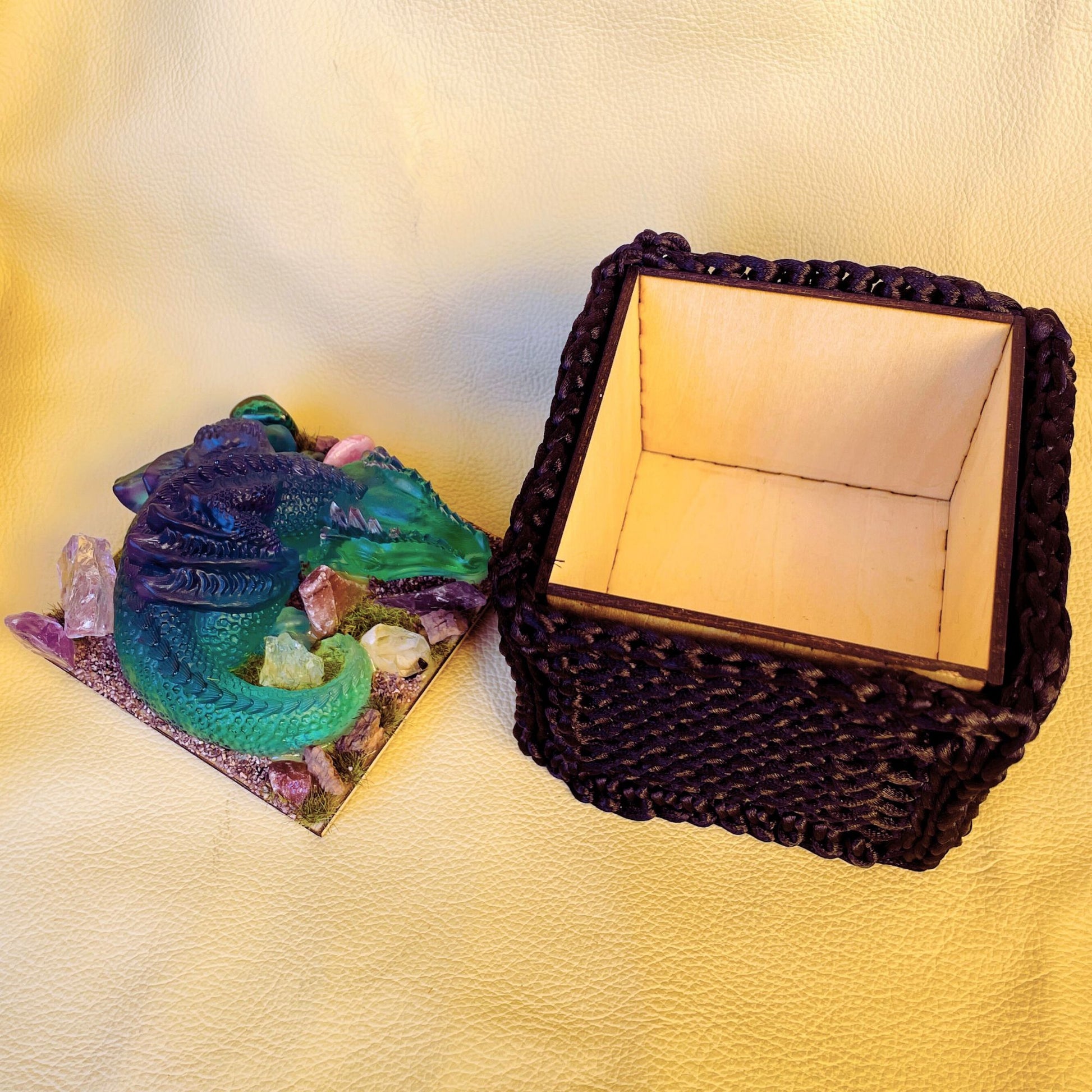 SteamVoyage - scatola del tesoro del draco in raso, legno, resina epossidica e pietre semi preziose