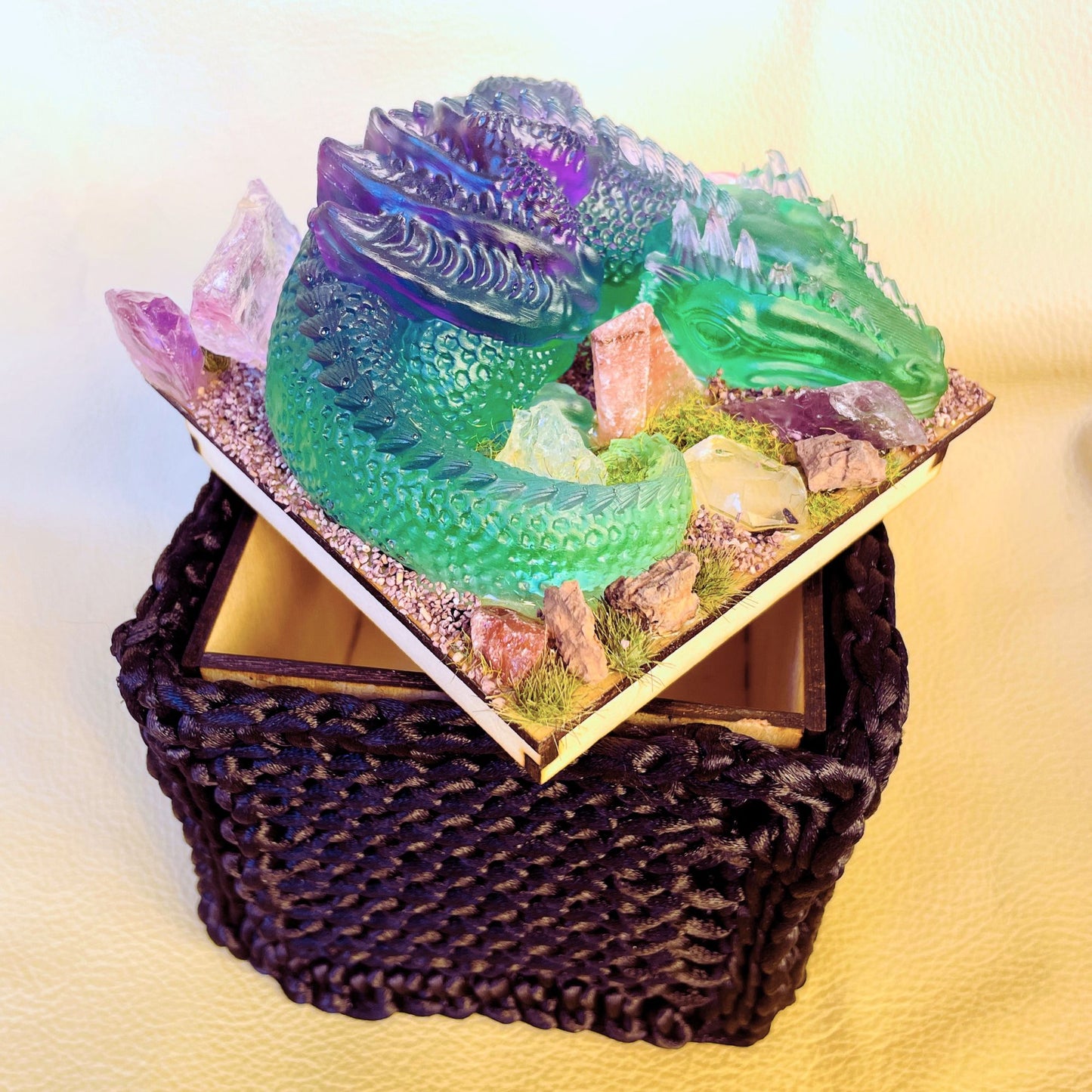 SteamVoyage - scatola del tesoro del draco in raso, legno, resina epossidica e pietre semi preziose