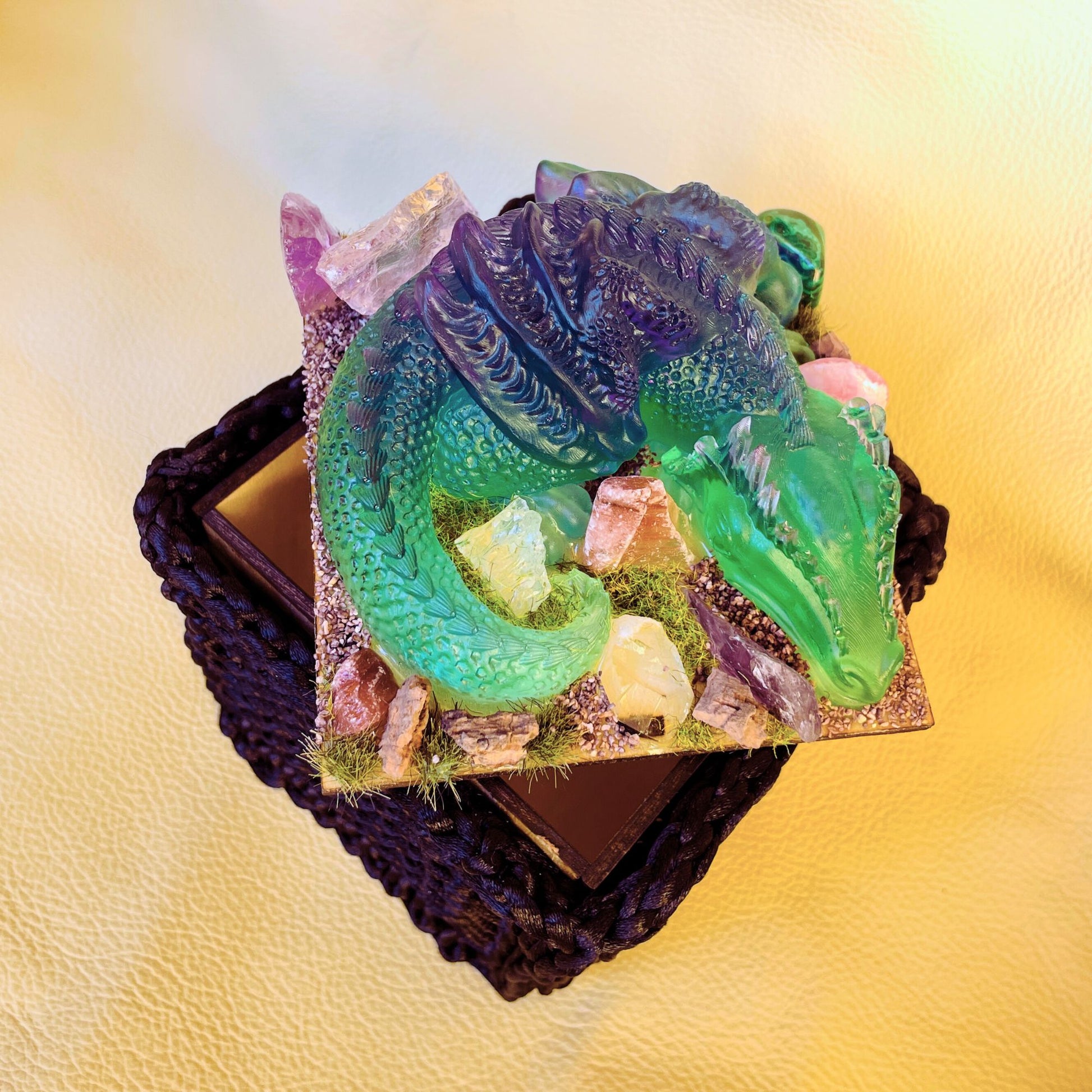 SteamVoyage - scatola del tesoro del draco in raso, legno, resina epossidica e pietre semi preziose