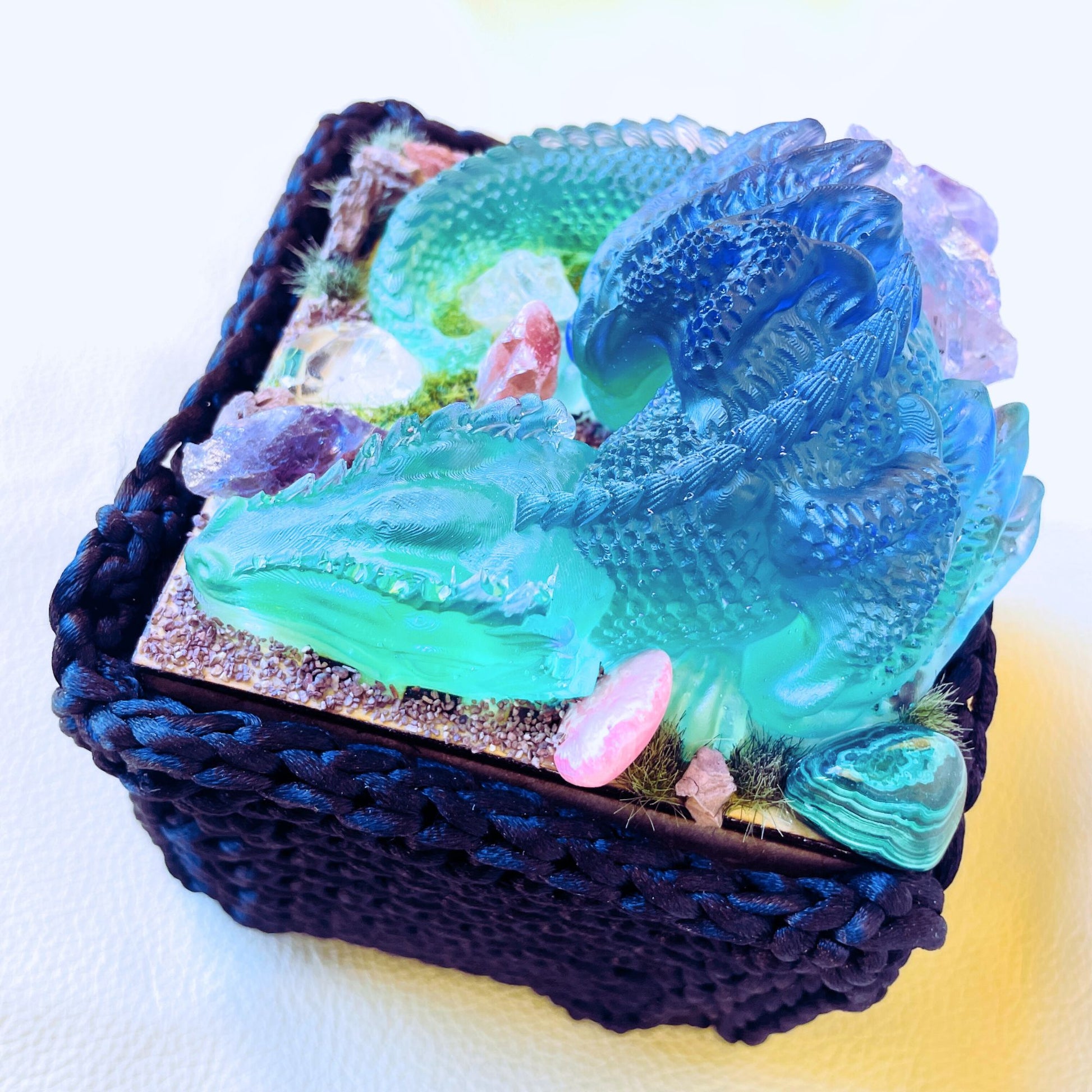 SteamVoyage - scatola del tesoro del draco in raso, legno, resina epossidica e pietre semi preziose