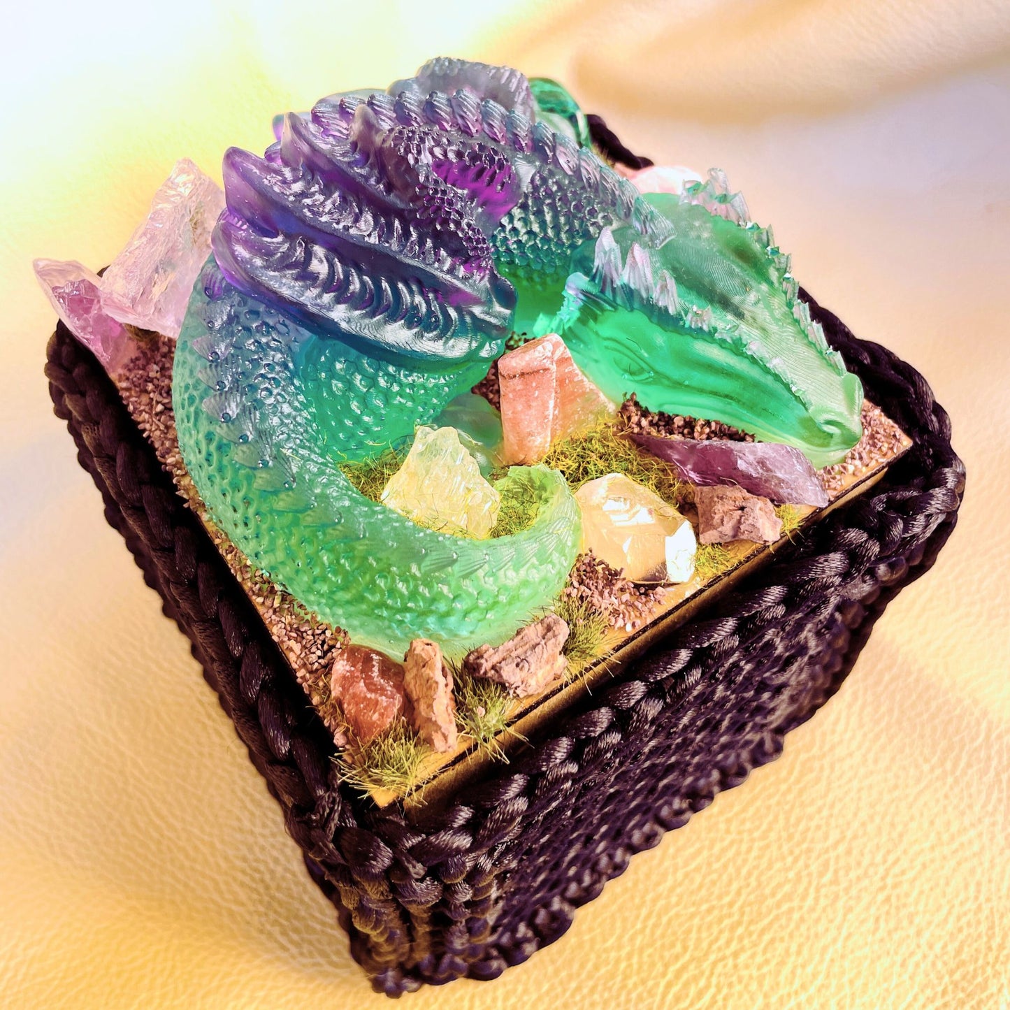 SteamVoyage - scatola del tesoro del draco in raso, legno, resina epossidica e pietre semi preziose