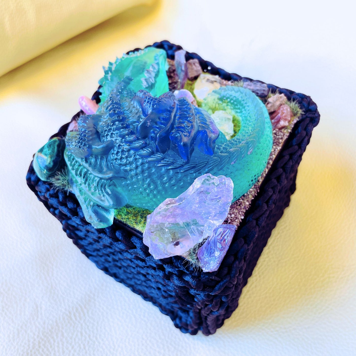 SteamVoyage - scatola del tesoro del draco in raso, legno, resina epossidica e pietre semi preziose