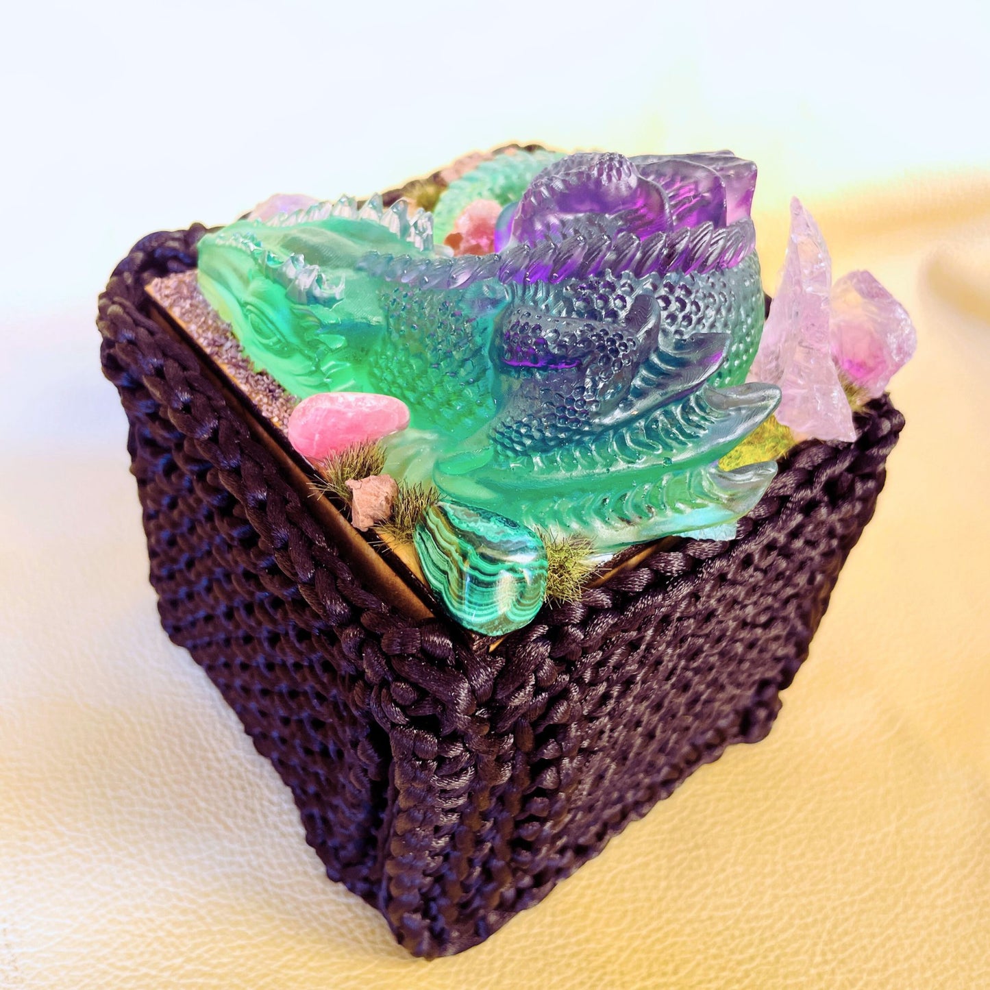 SteamVoyage - scatola del tesoro del draco in raso, legno, resina epossidica e pietre semi preziose