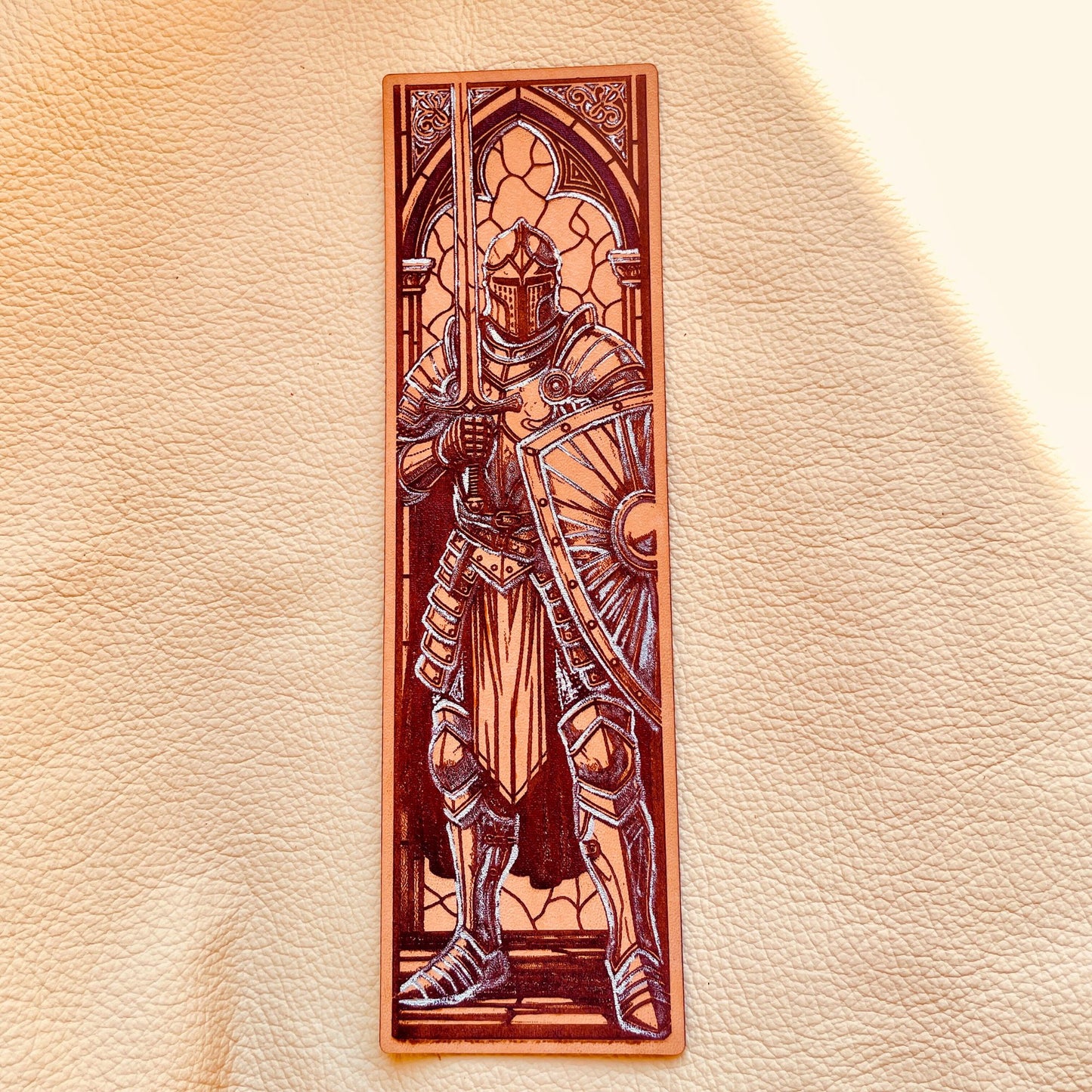 SteamVoyage - segnalibri in pelle incisi a laser con immagini che rappresentano alcune classi di Dungeons and dragons: Bardo e Barda, Chierico, Guerriero, Mago. Lo stile è rinascimentale e alcuni segnalibri sono dipinti a mano
