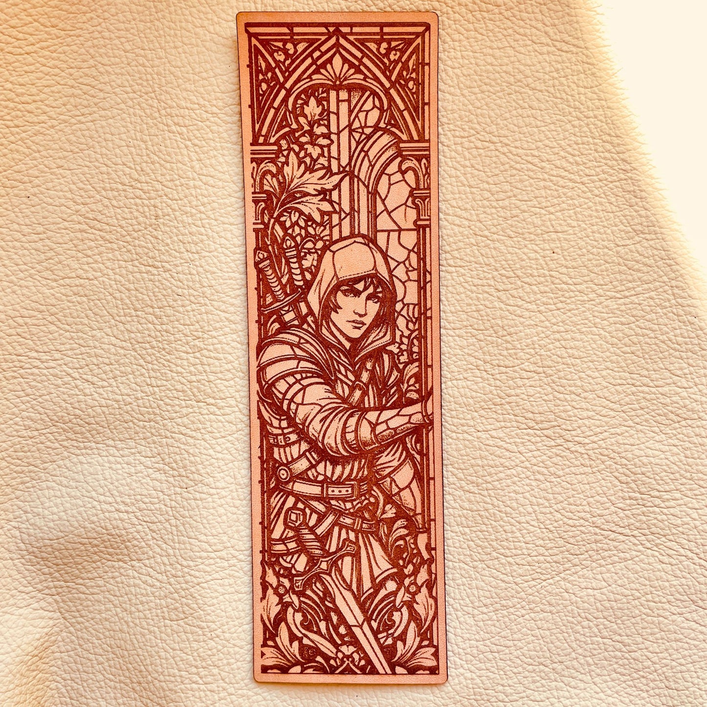 SteamVoyage - segnalibri in pelle incisi a laser con immagini che rappresentano alcune classi di Dungeons and dragons: Bardo e Barda, Chierico, Guerriero, Mago. Lo stile è rinascimentale e alcuni segnalibri sono dipinti a mano