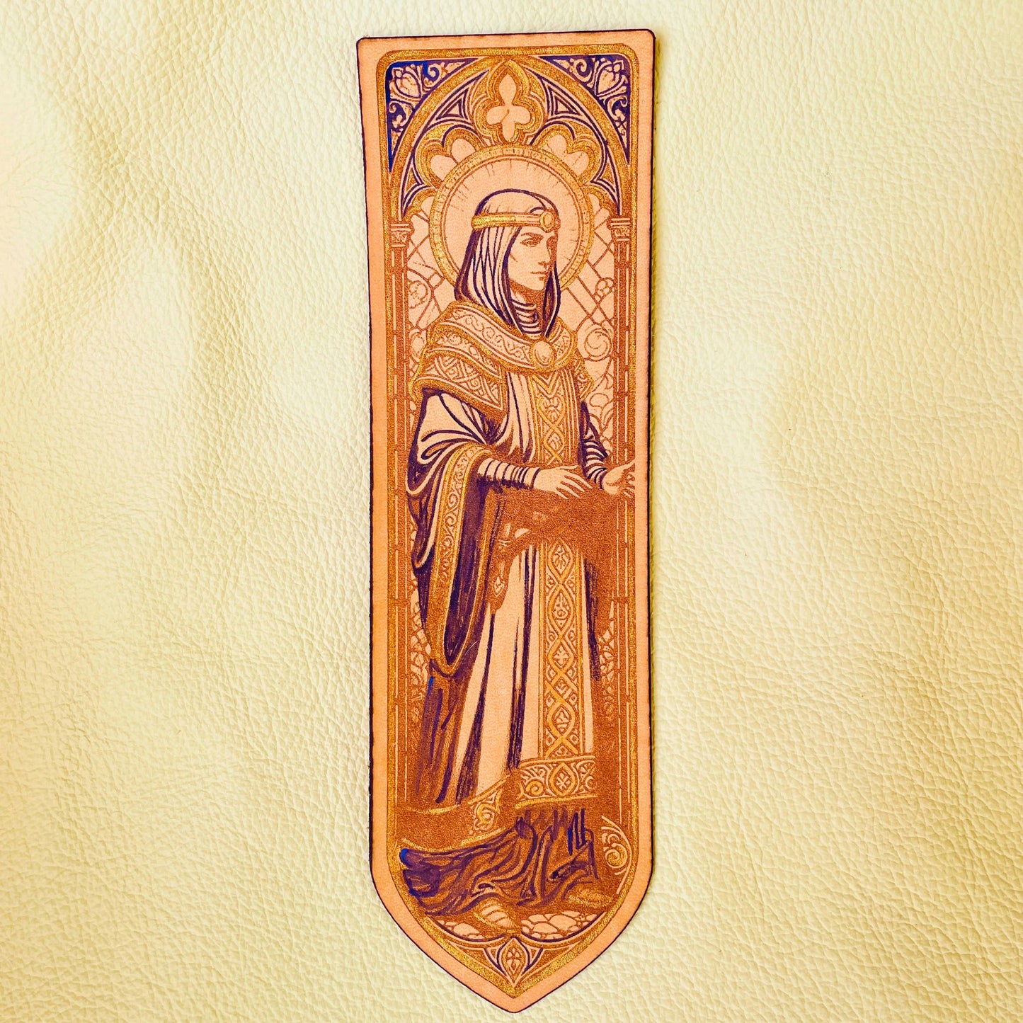 SteamVoyage - segnalibri in cuoio con incisioni laser delle classi di dungeons and dragons dipinti a mano - chierico blu e oro