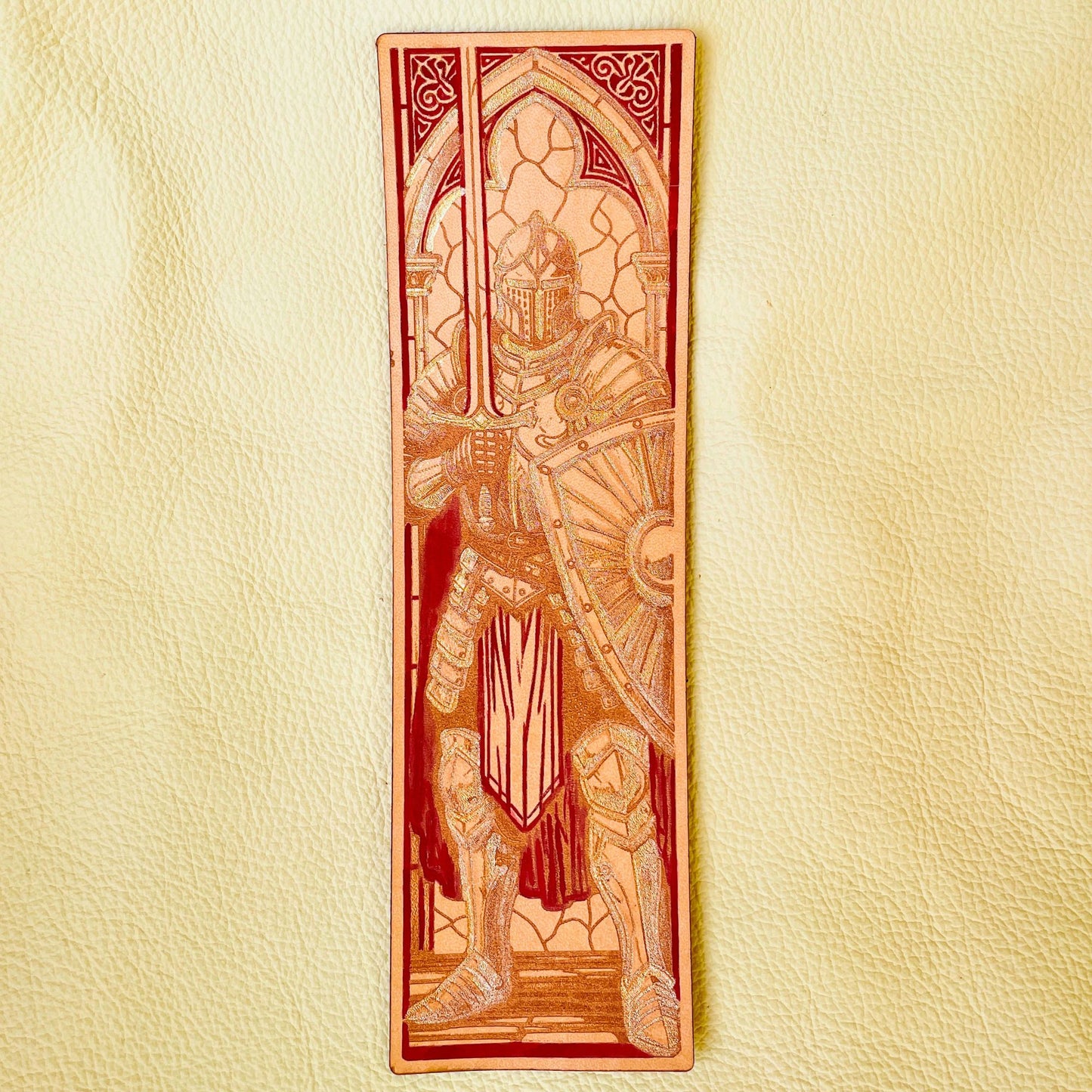 SteamVoyage - segnalibri in cuoio con incisioni laser delle classi di dungeons and dragons dipinti a mano - guerriero rosso e oro