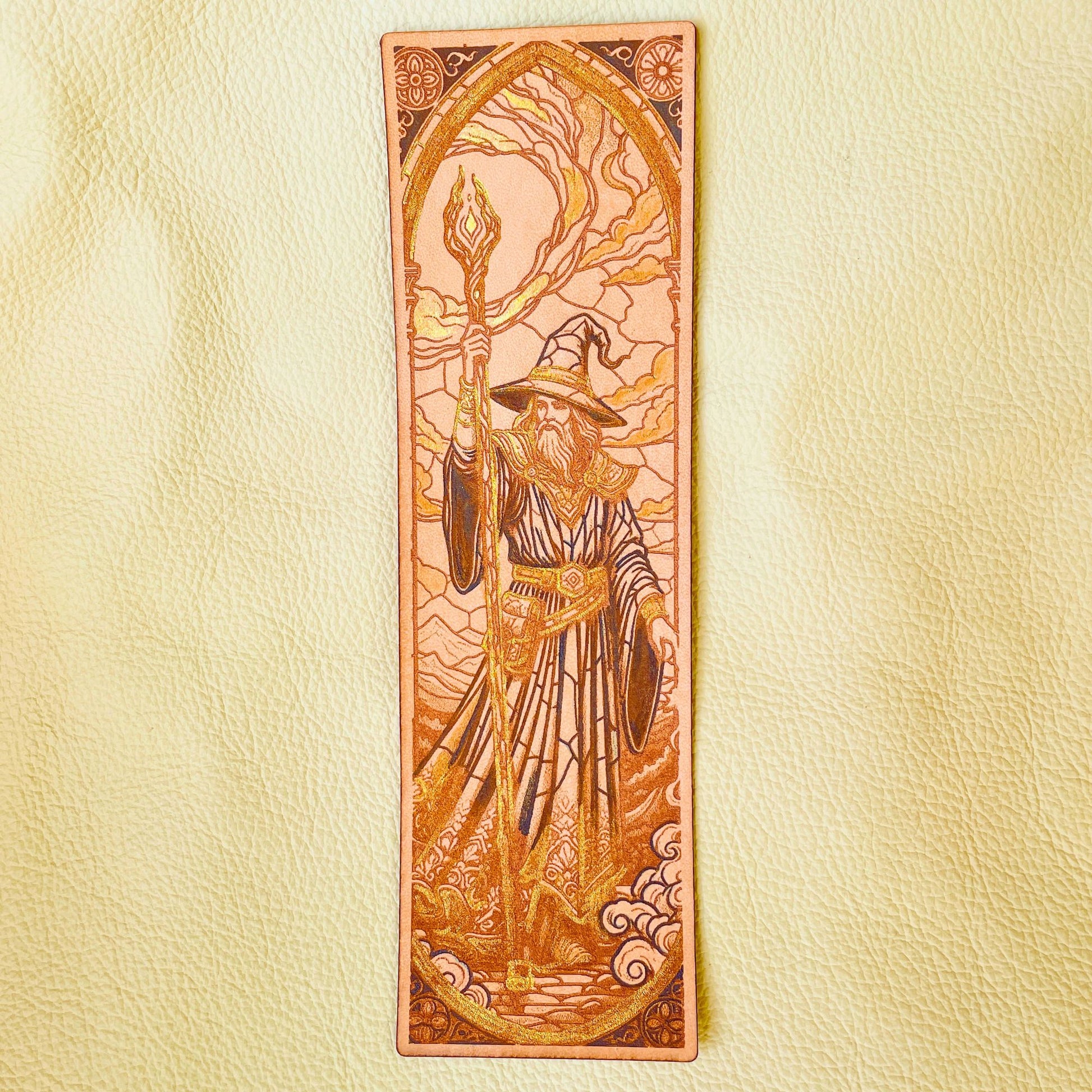 SteamVoyage - segnalibri in cuoio con incisioni laser delle classi di dungeons and dragons dipinti a mano - mago blu e oro