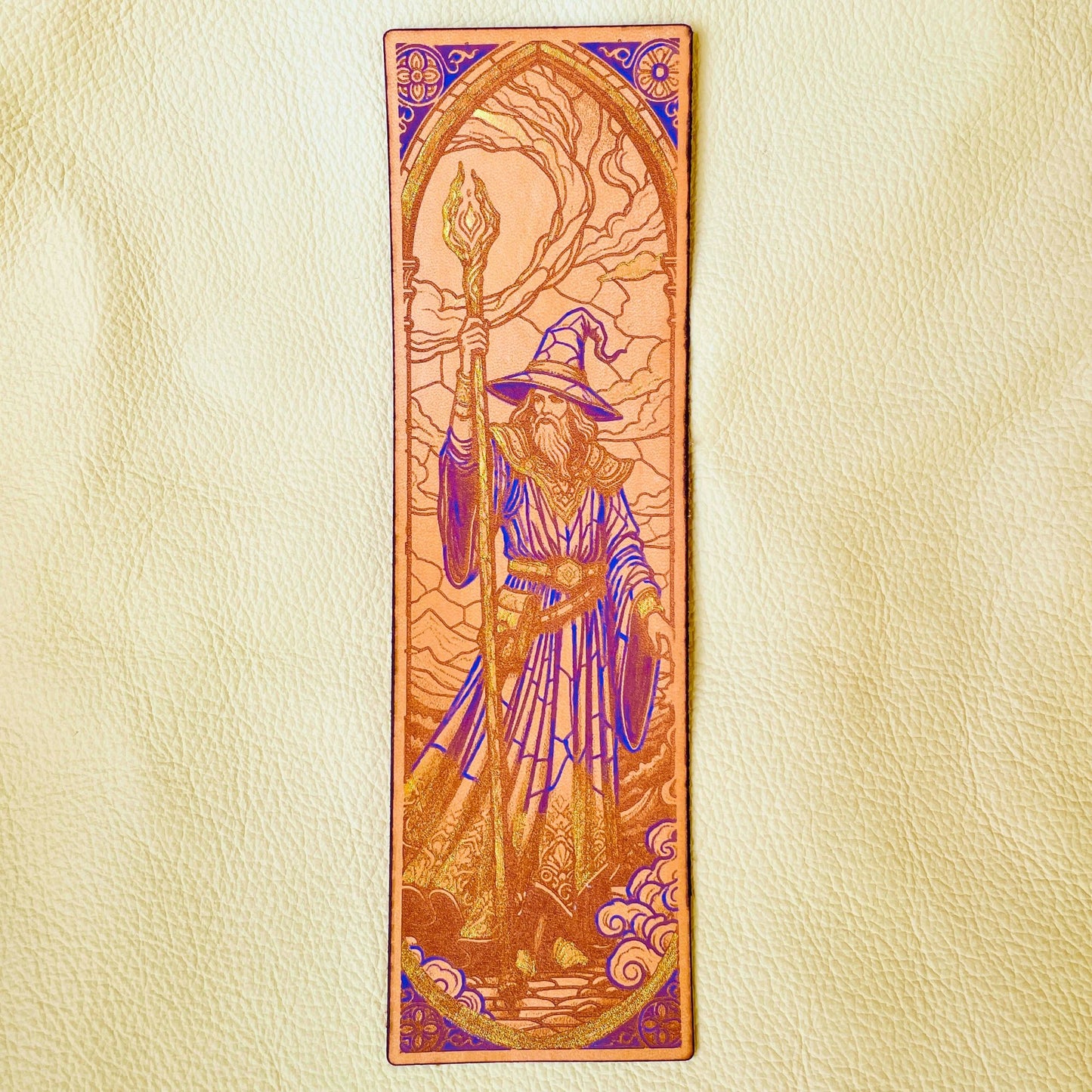 SteamVoyage - segnalibri in cuoio con incisioni laser delle classi di dungeons and dragons dipinti a mano - mago viola e oro