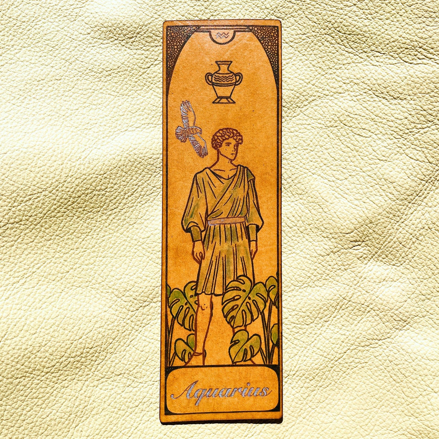 SteamVoyage - segnalibro in pelle con incisione dipinta a mano ispirata al mito greco del segno zodiacale Acquario