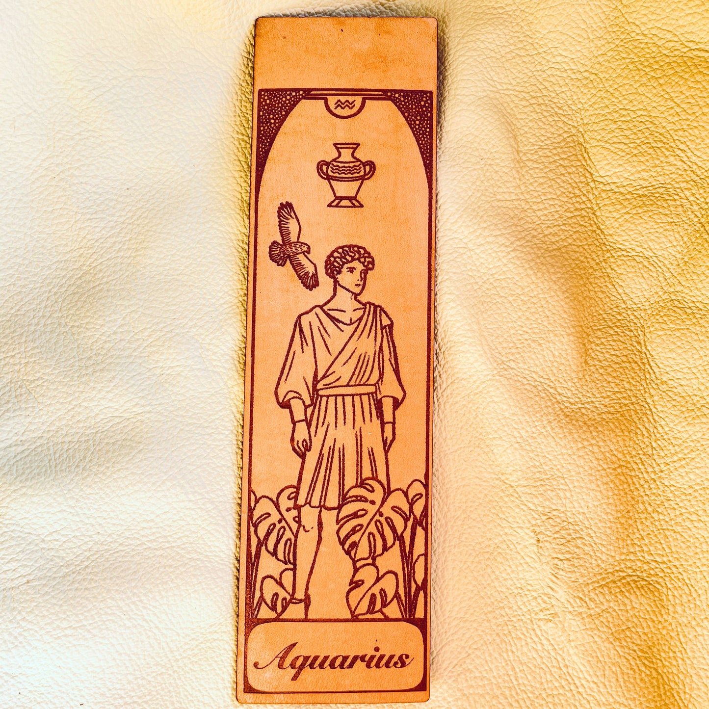 SteamVoyage - segnalibri in cuoio incisi al laser e dipinti a mano con immagini dei segni zodiacali ispirate ai miti greci e romani che li raccontano - acquario personalizzabile