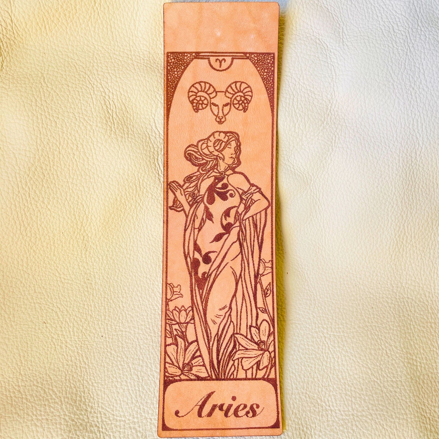 SteamVoyage - segnalibri in cuoio incisi al laser e dipinti a mano con immagini dei segni zodiacali ispirate ai miti greci e romani che li raccontano - ariete personalizzabile