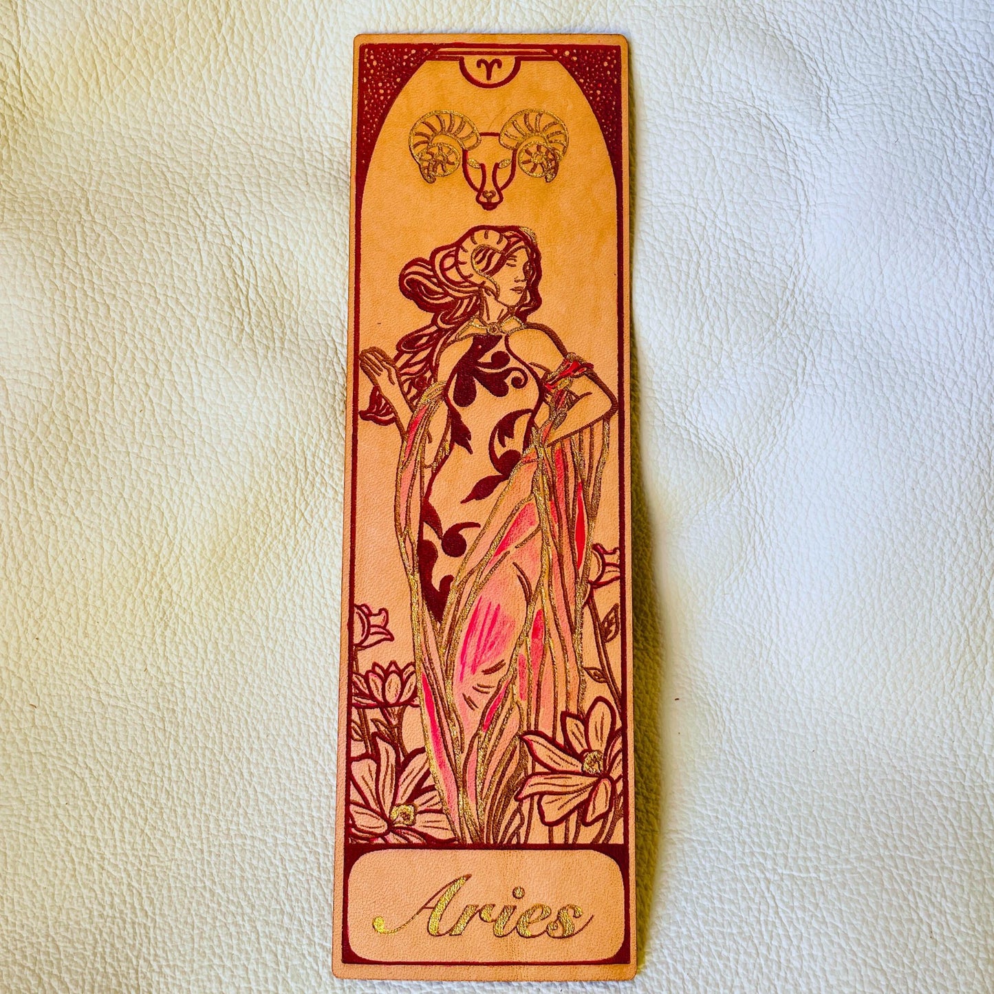 SteamVoyage - segnalibri in cuoio incisi al laser e dipinti a mano con immagini dei segni zodiacali ispirate ai miti greci e romani che li raccontano - ariete rosso