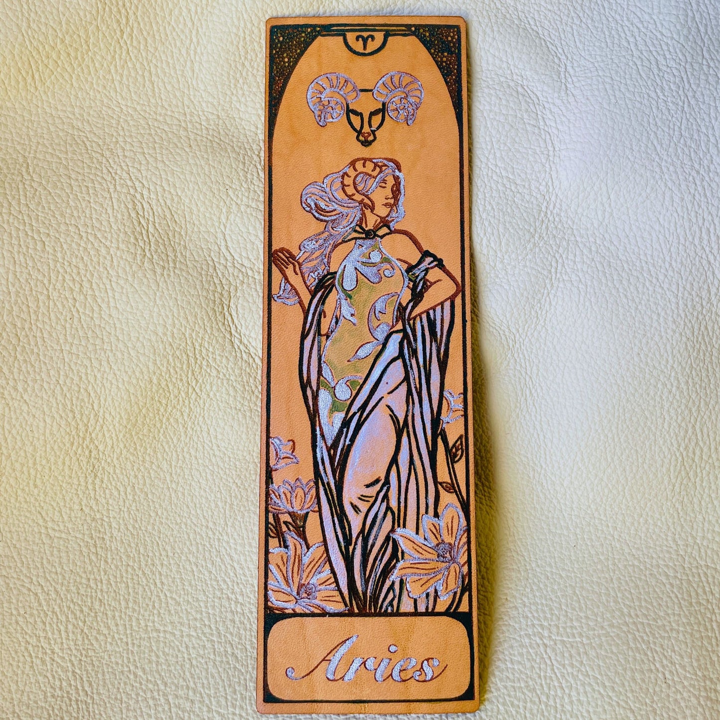 SteamVoyage - segnalibri in cuoio incisi al laser e dipinti a mano con immagini dei segni zodiacali ispirate ai miti greci e romani che li raccontano - ariete verde