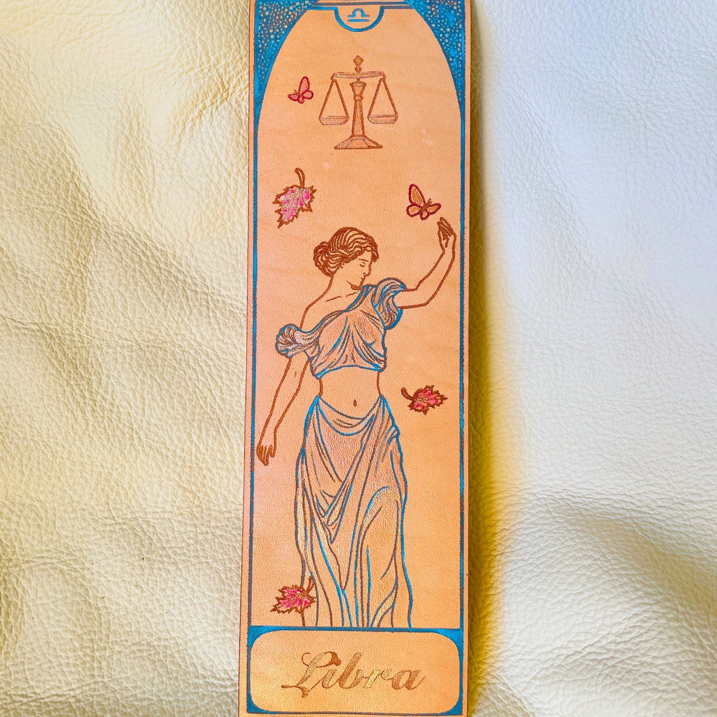 SteamVoyage - segnalibri in cuoio incisi al laser e dipinti a mano con immagini dei segni zodiacali ispirate ai miti greci e romani che li raccontano - bilancia azzurro