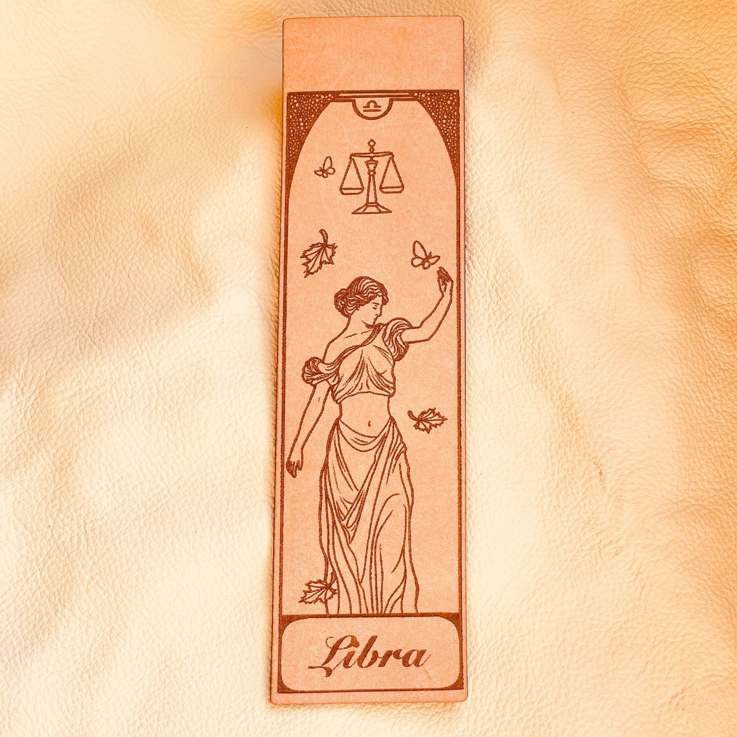 SteamVoyage - segnalibri in cuoio incisi al laser e dipinti a mano con immagini dei segni zodiacali ispirate ai miti greci e romani che li raccontano - bilancia personalizzabile