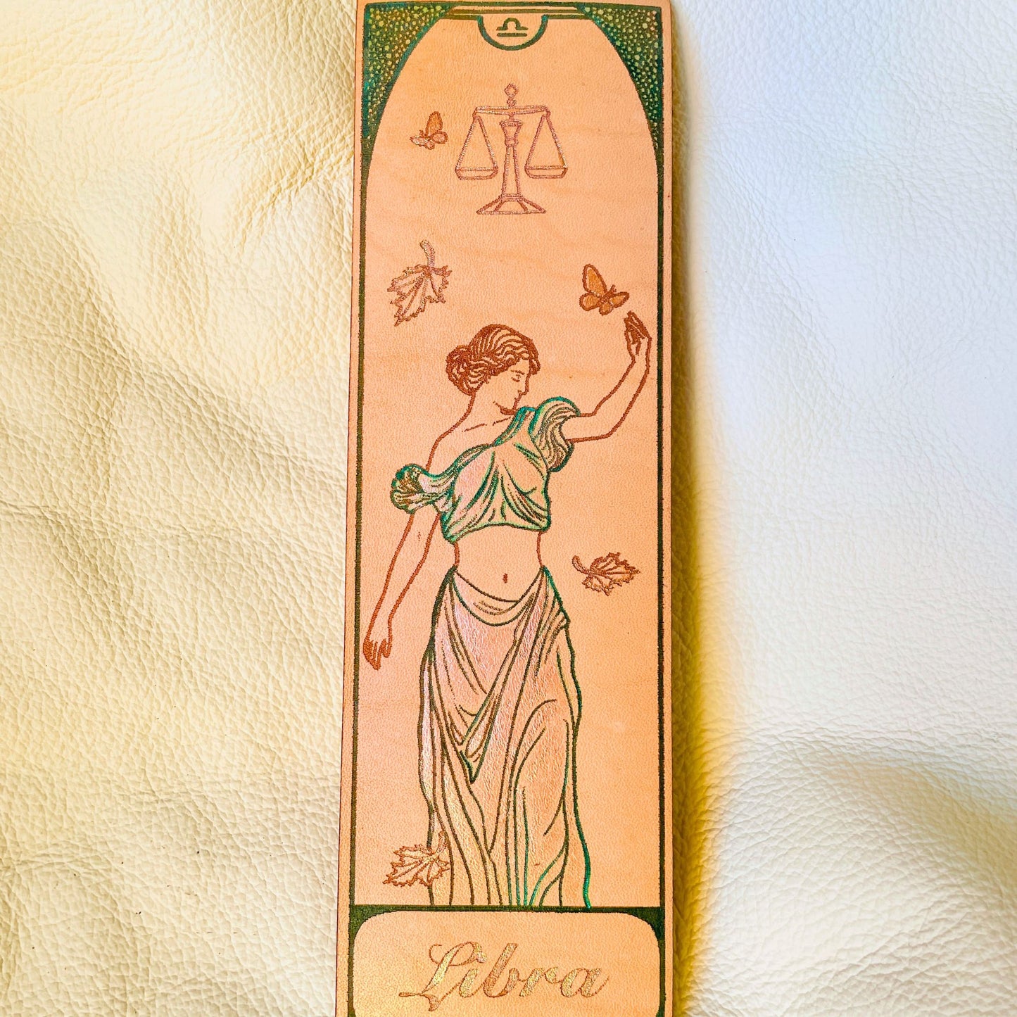 SteamVoyage - segnalibri in cuoio incisi al laser e dipinti a mano con immagini dei segni zodiacali ispirate ai miti greci e romani che li raccontano - bilancia personalizzabile