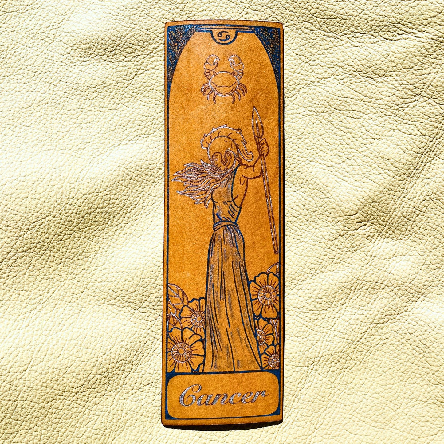 SteamVoyage - segnalibro in pelle con incisione dipinta a mano ispirata al mito greco del segno zodiacale Cancro