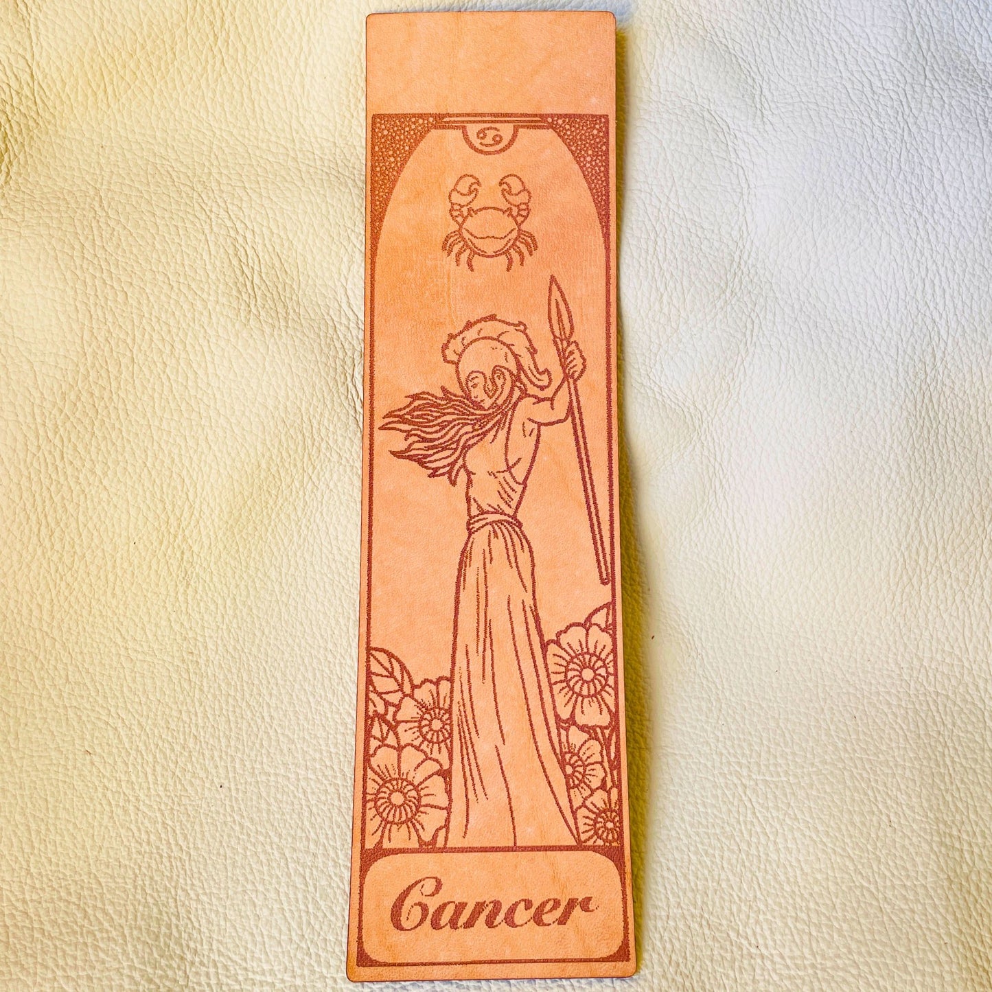 SteamVoyage - segnalibri in cuoio incisi al laser e dipinti a mano con immagini dei segni zodiacali ispirate ai miti greci e romani che li raccontano - cancro personalizzabile