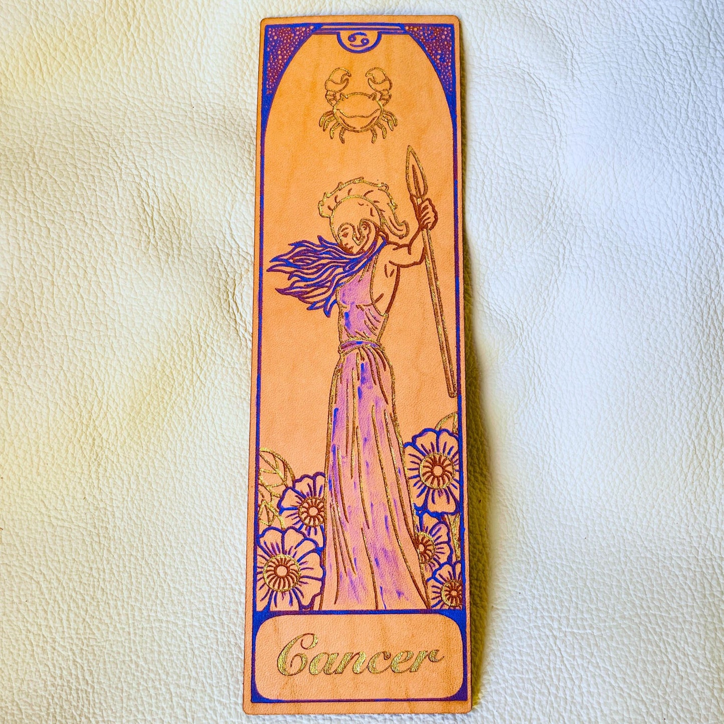 SteamVoyage - segnalibri in cuoio incisi al laser e dipinti a mano con immagini dei segni zodiacali ispirate ai miti greci e romani che li raccontano - cancro viola