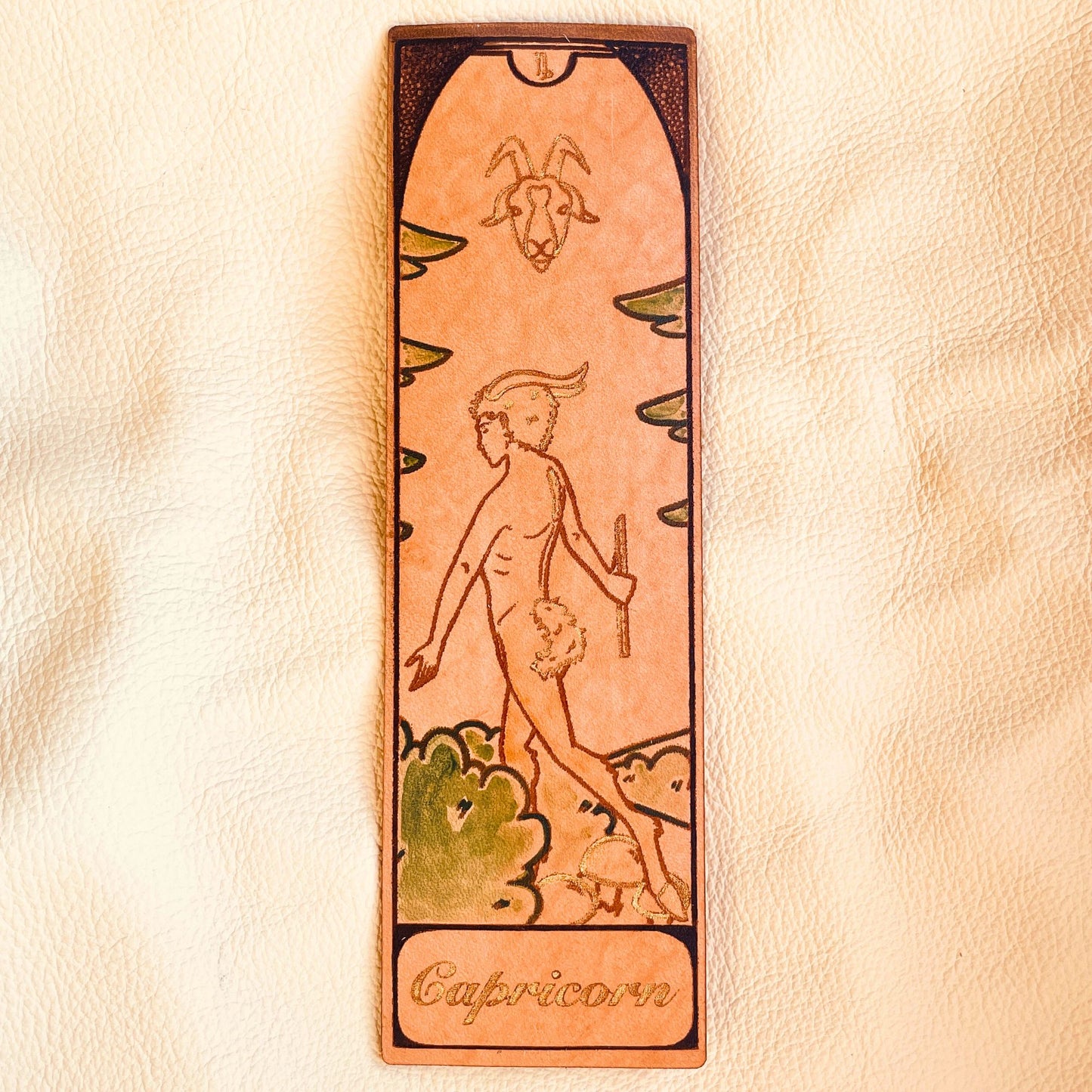 SteamVoyage - segnalibri in cuoio incisi al laser e dipinti a mano con immagini dei segni zodiacali ispirate ai miti greci e romani che li raccontano - capricorno nero