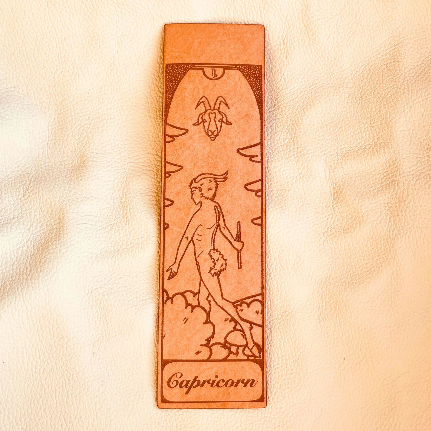 SteamVoyage - segnalibri in cuoio incisi al laser e dipinti a mano con immagini dei segni zodiacali ispirate ai miti greci e romani che li raccontano - capricorno personalizzabile
