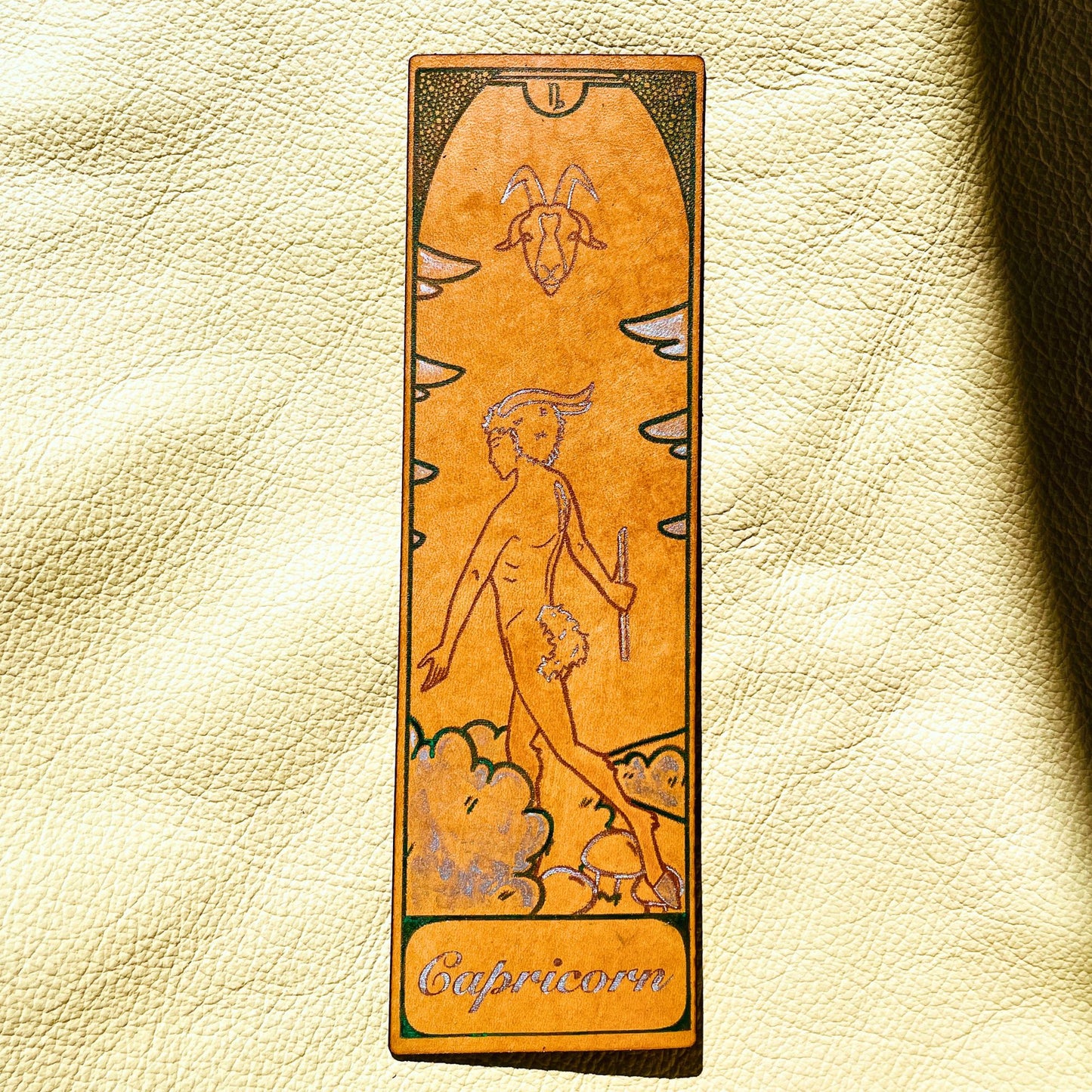 SteamVoyage - segnalibro in pelle con incisione dipinta a mano ispirata al mito greco del segno zodiacale Capricorno