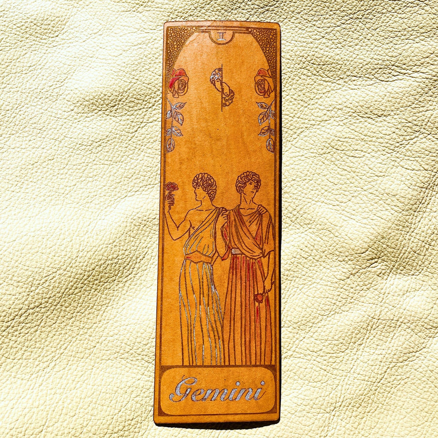 SteamVoyage - segnalibro in pelle con incisione dipinta a mano ispirata al mito greco del segno zodiacale Gemelli