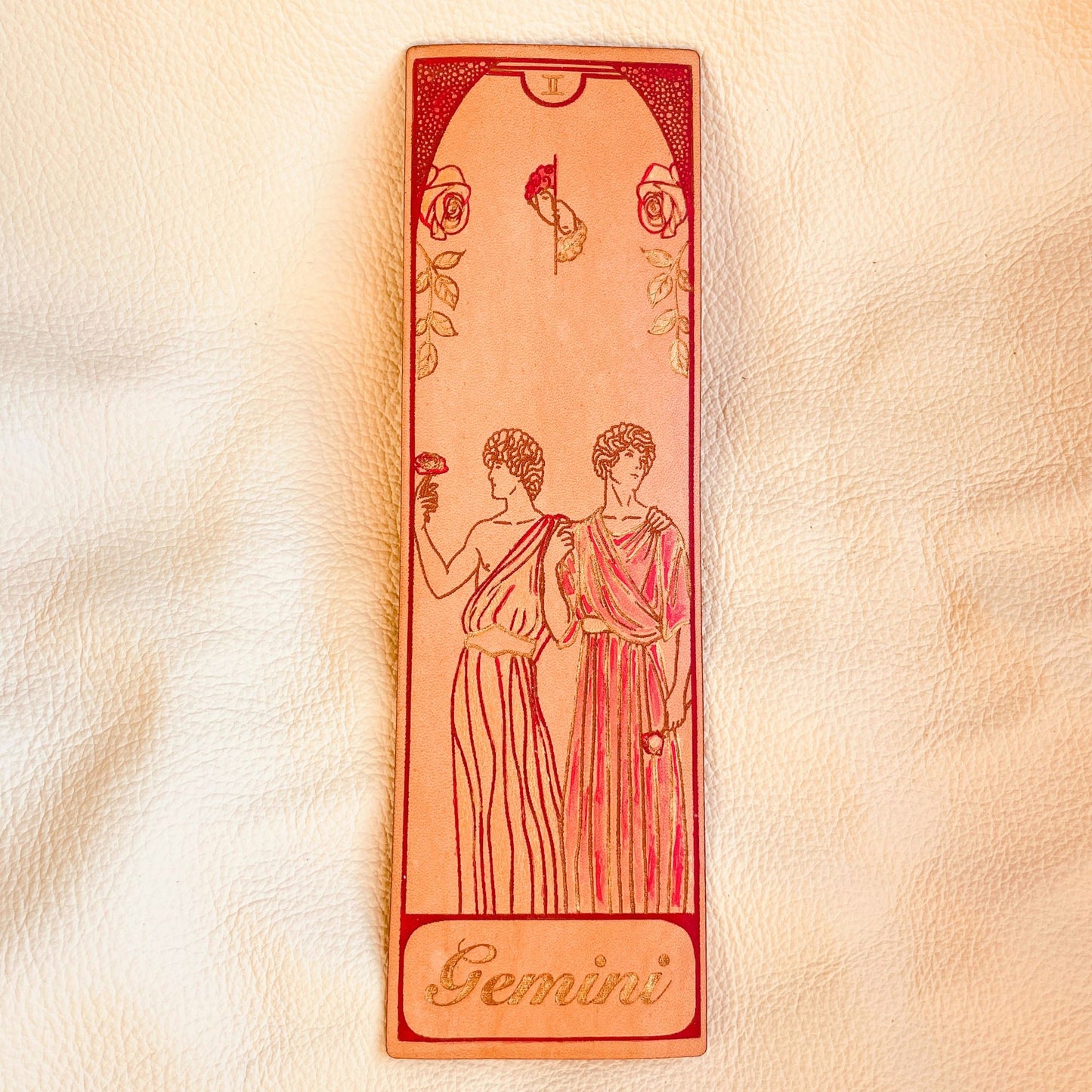 SteamVoyage - segnalibri in cuoio incisi al laser e dipinti a mano con immagini dei segni zodiacali ispirate ai miti greci e romani che li raccontano - gemelli rosso